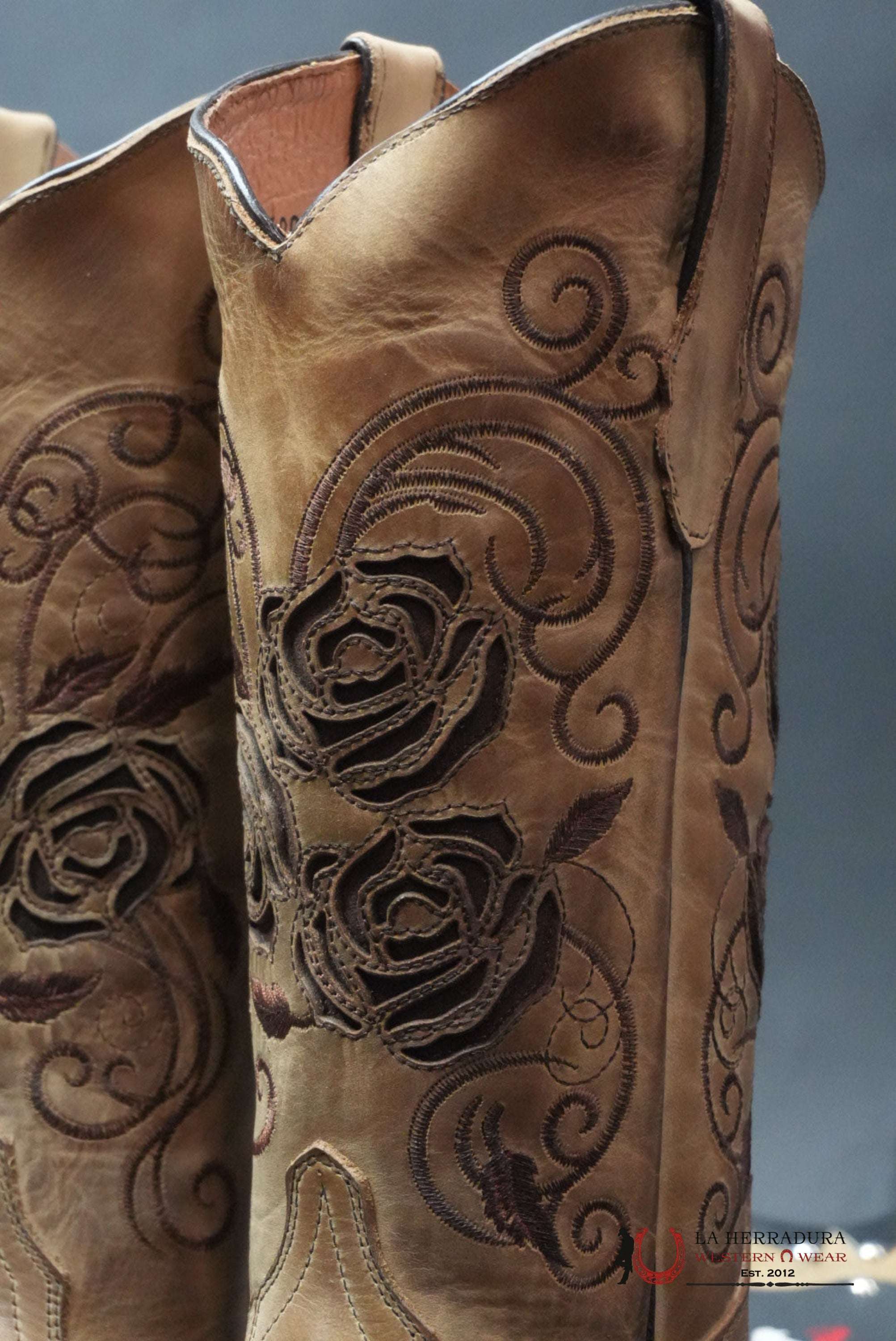 TANNER MARK WOMEN’S MCALLEN SAND WITH BROWN ROSES INLAY BOTAS MUJERES