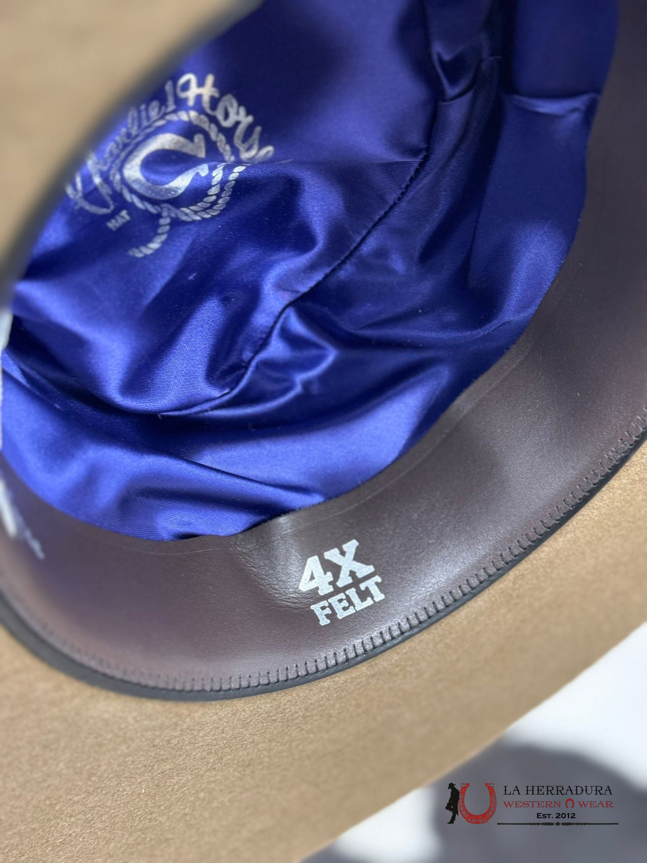 Texana Charlie Horse Pecan High Desert Texanas Mujeres