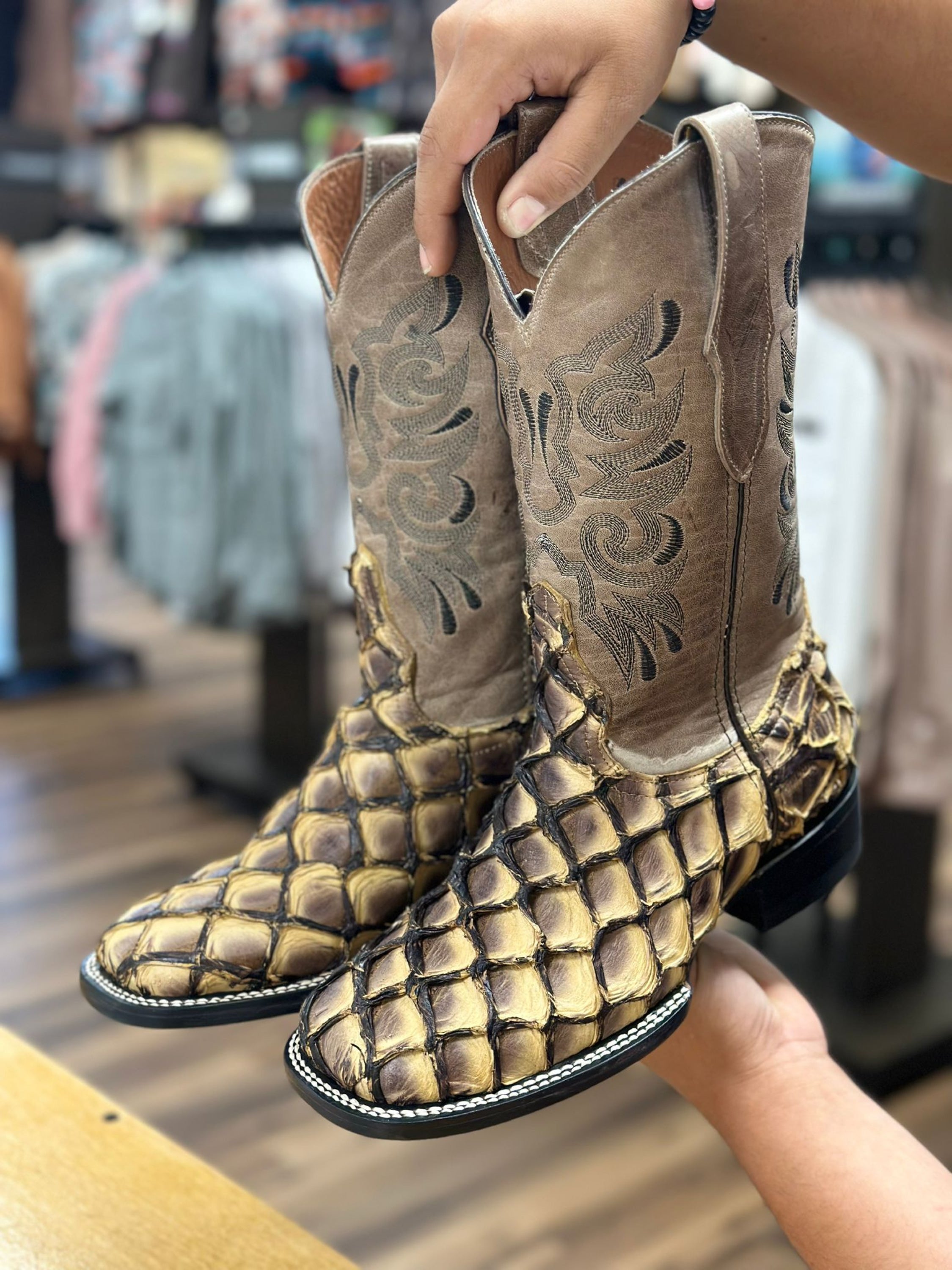 The Stage Coach Boot Co. Square Toe Exotic Berge Toost Fish Skin Botas Hombres