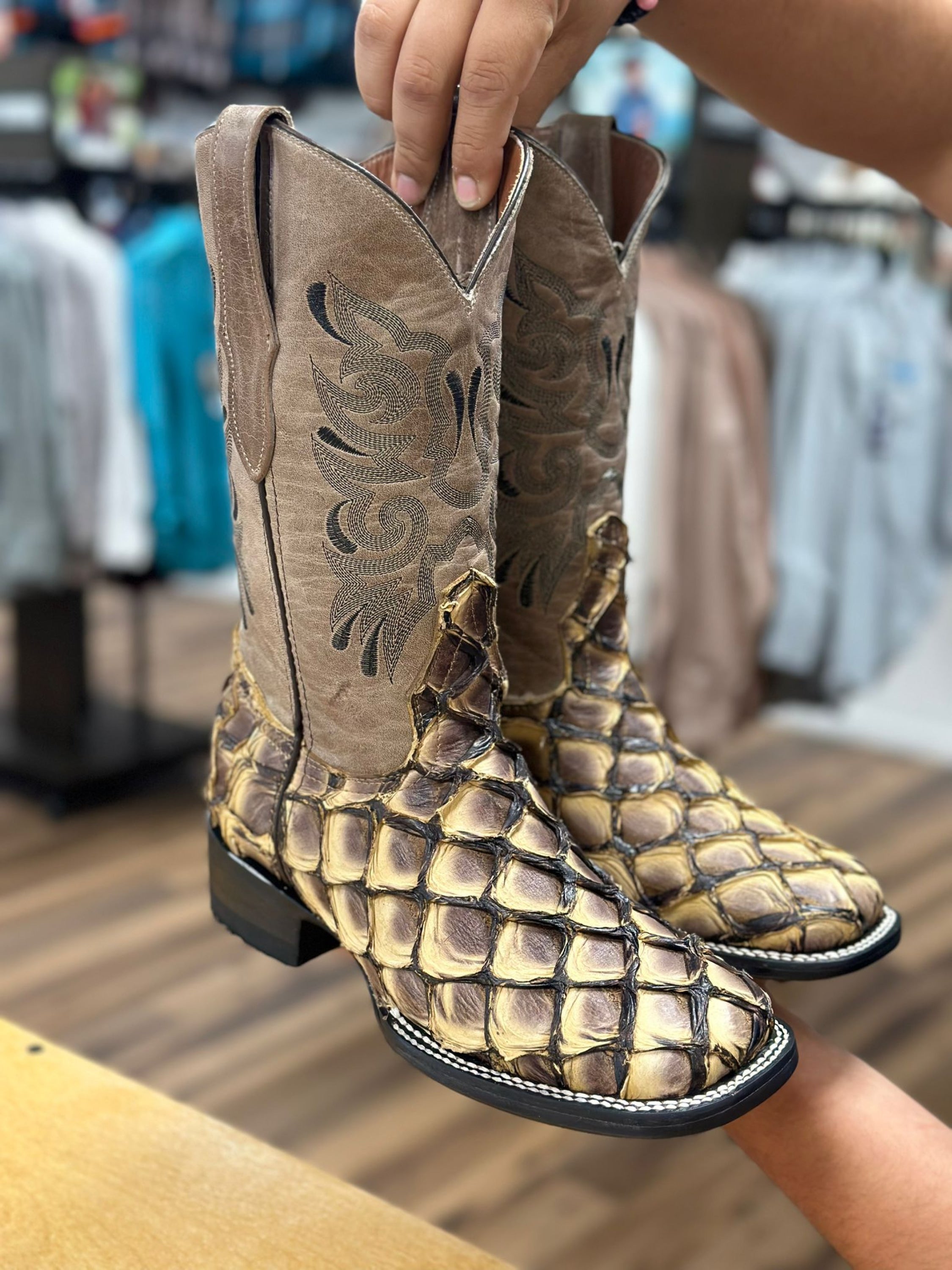 The Stage Coach Boot Co. Square Toe Exotic Berge Toost Fish Skin Botas Hombres