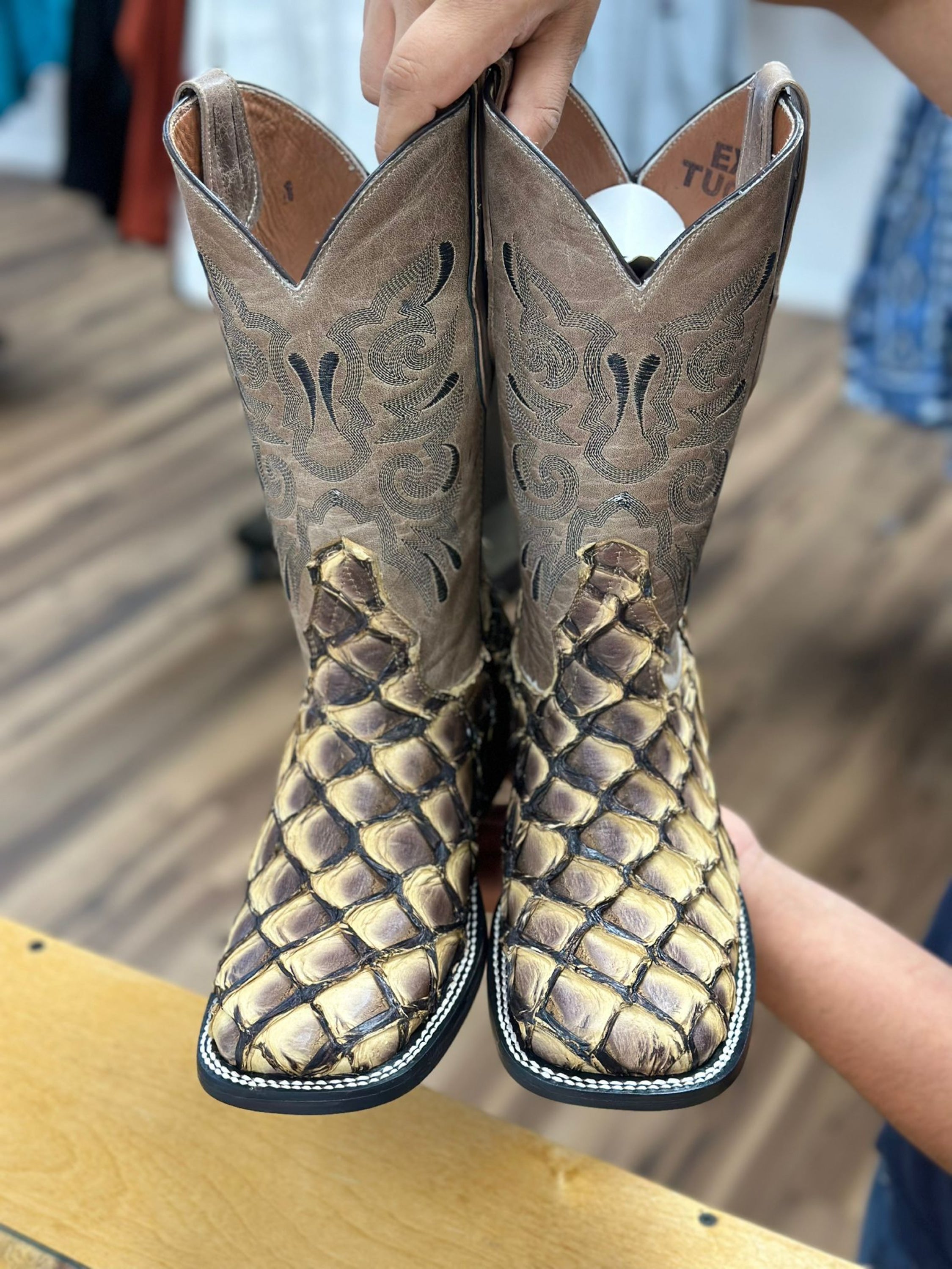 The Stage Coach Boot Co. Square Toe Exotic Berge Toost Fish Skin Botas Hombres