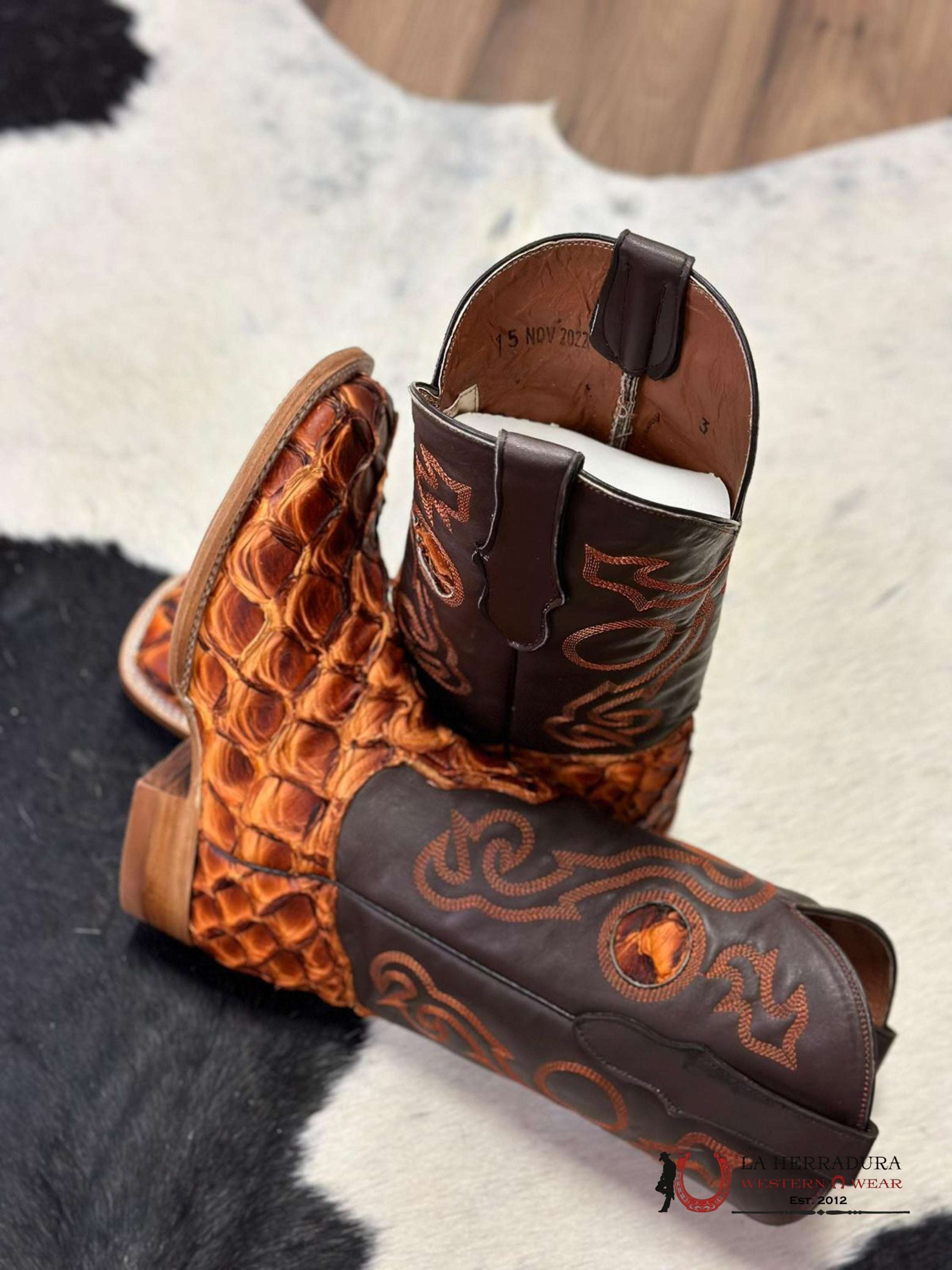 The Stage Coach Boot Co. Square Toe Exotic Orange/Brown Fish Skin Botas Hombres