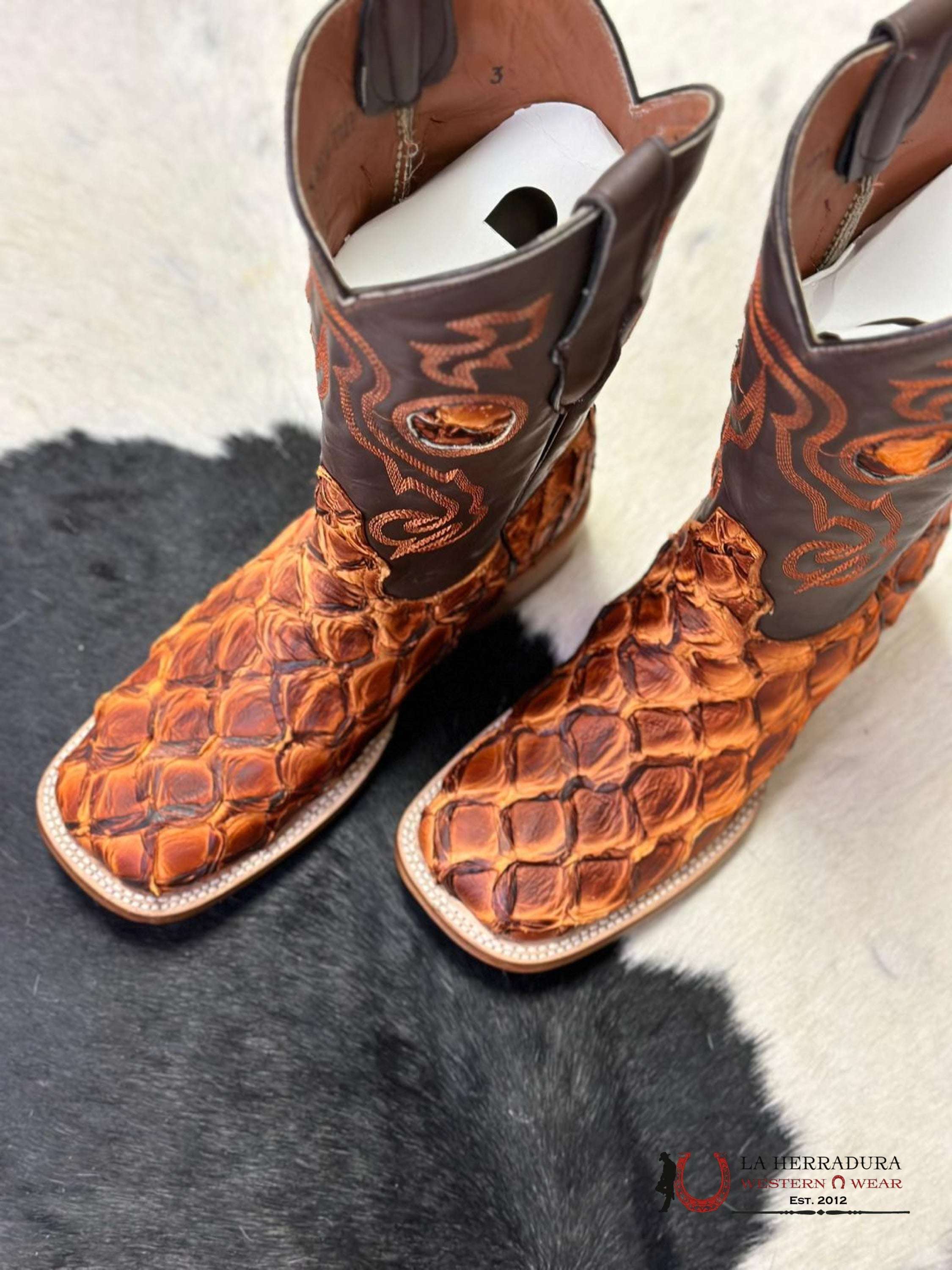 The Stage Coach Boot Co. Square Toe Exotic Orange/Brown Fish Skin Botas Hombres