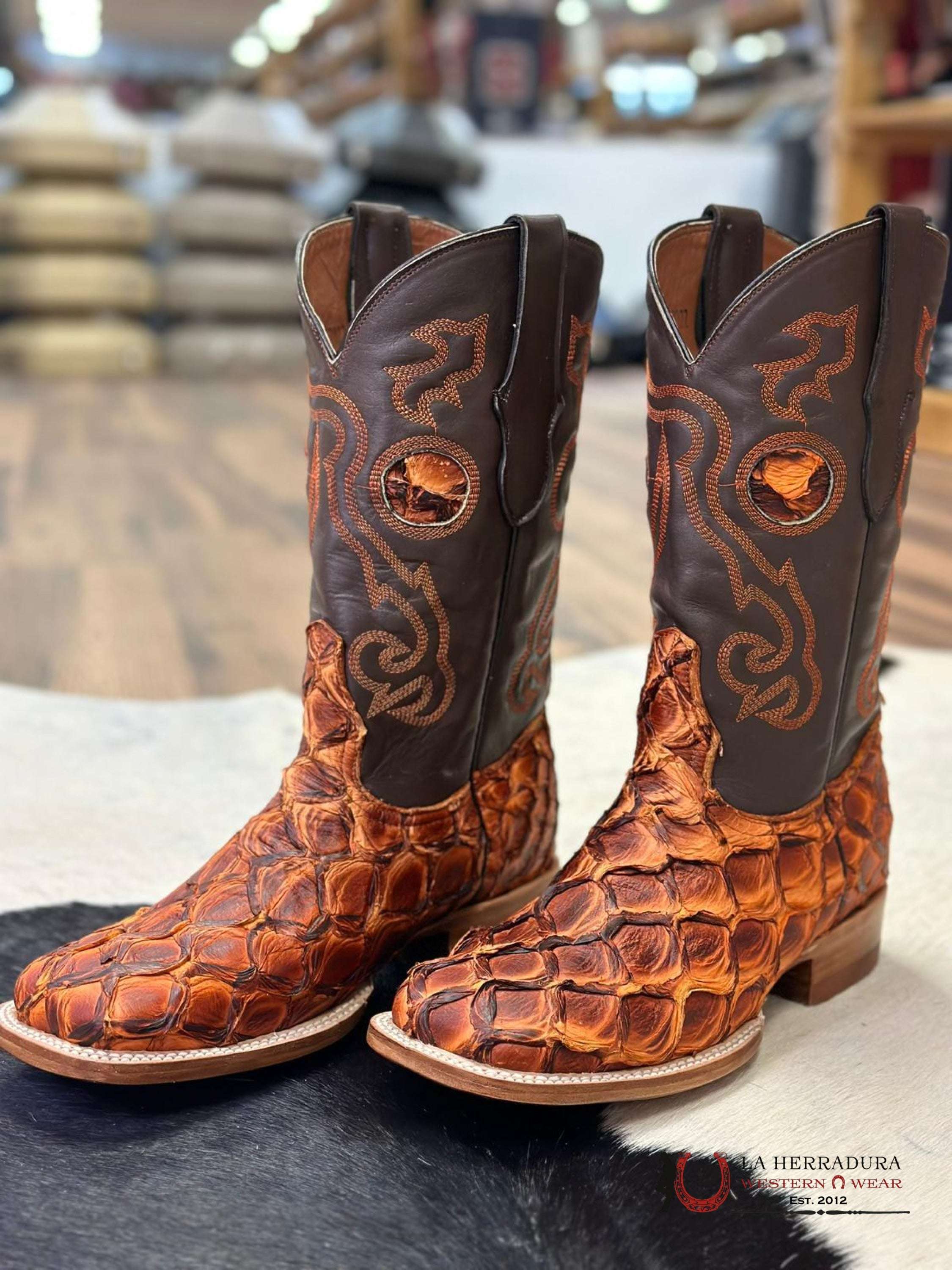 The Stage Coach Boot Co. Square Toe Exotic Orange/Brown Fish Skin Botas Hombres