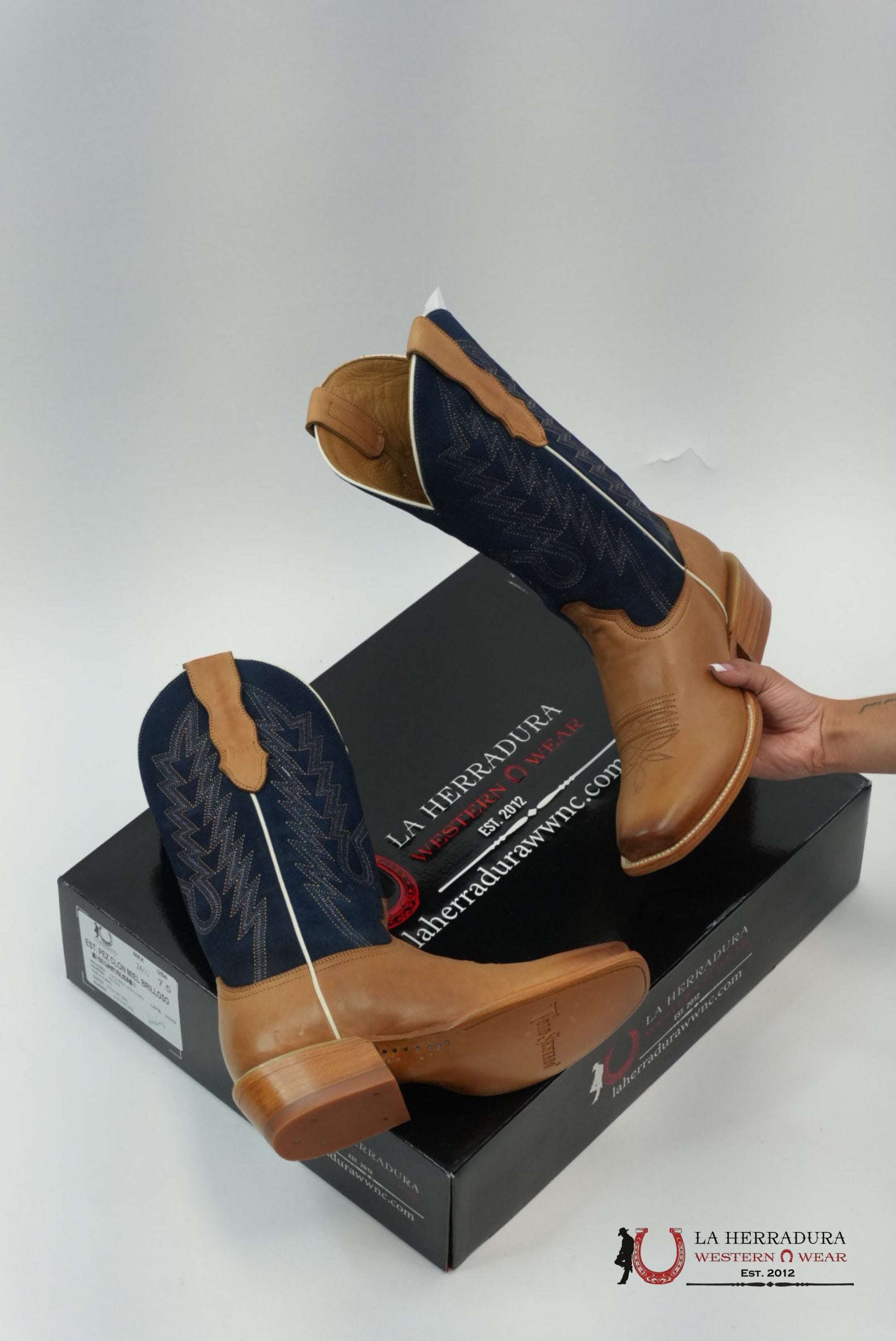 TORO SENTADO CLAYTON GOLD/GAMUZA AZUL MARINO BOTAS HOMBRES