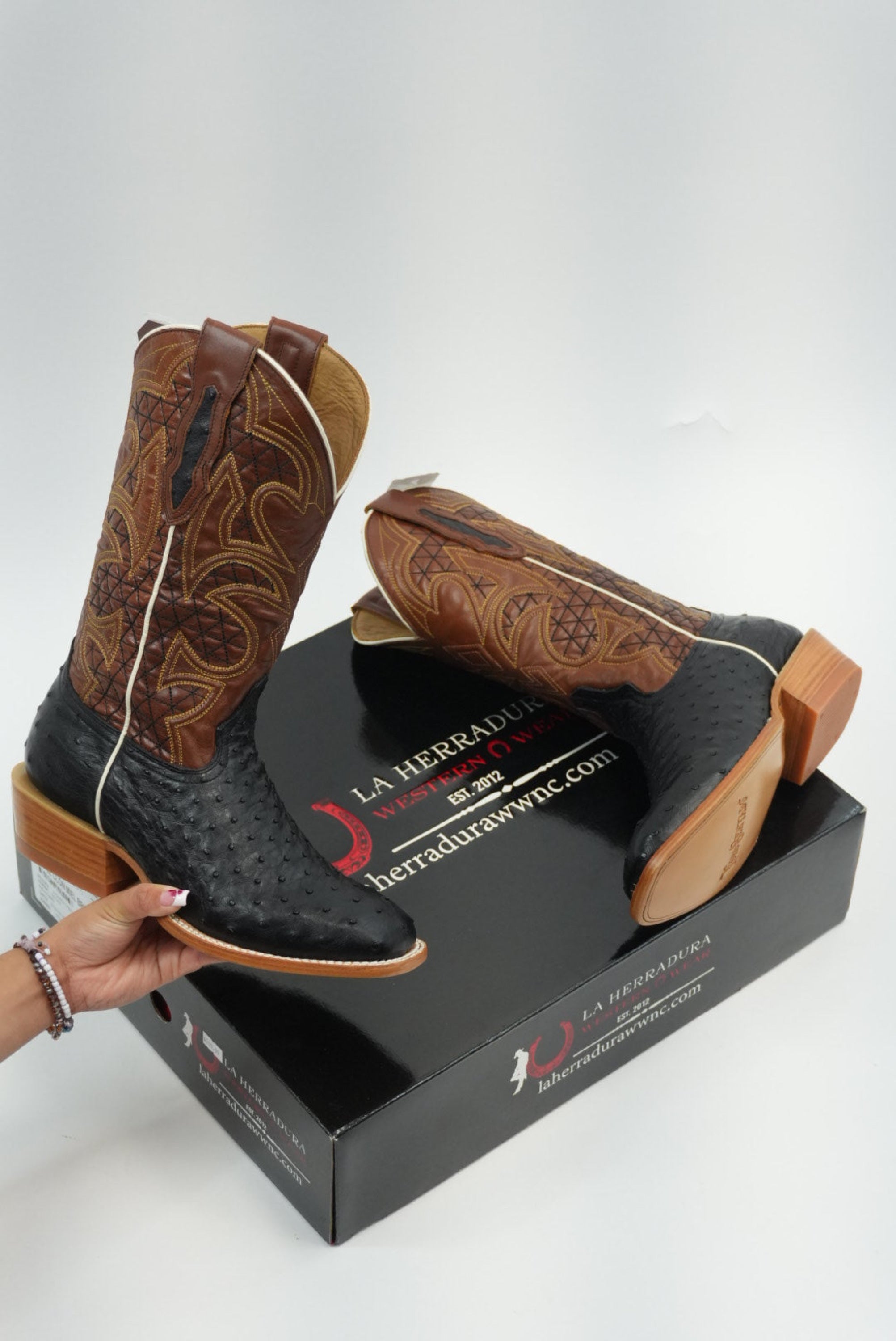 TORO SENTADO MEN AVESTRUZ NEGRA/CABRA PULL UP TAN LEATHER SOLE