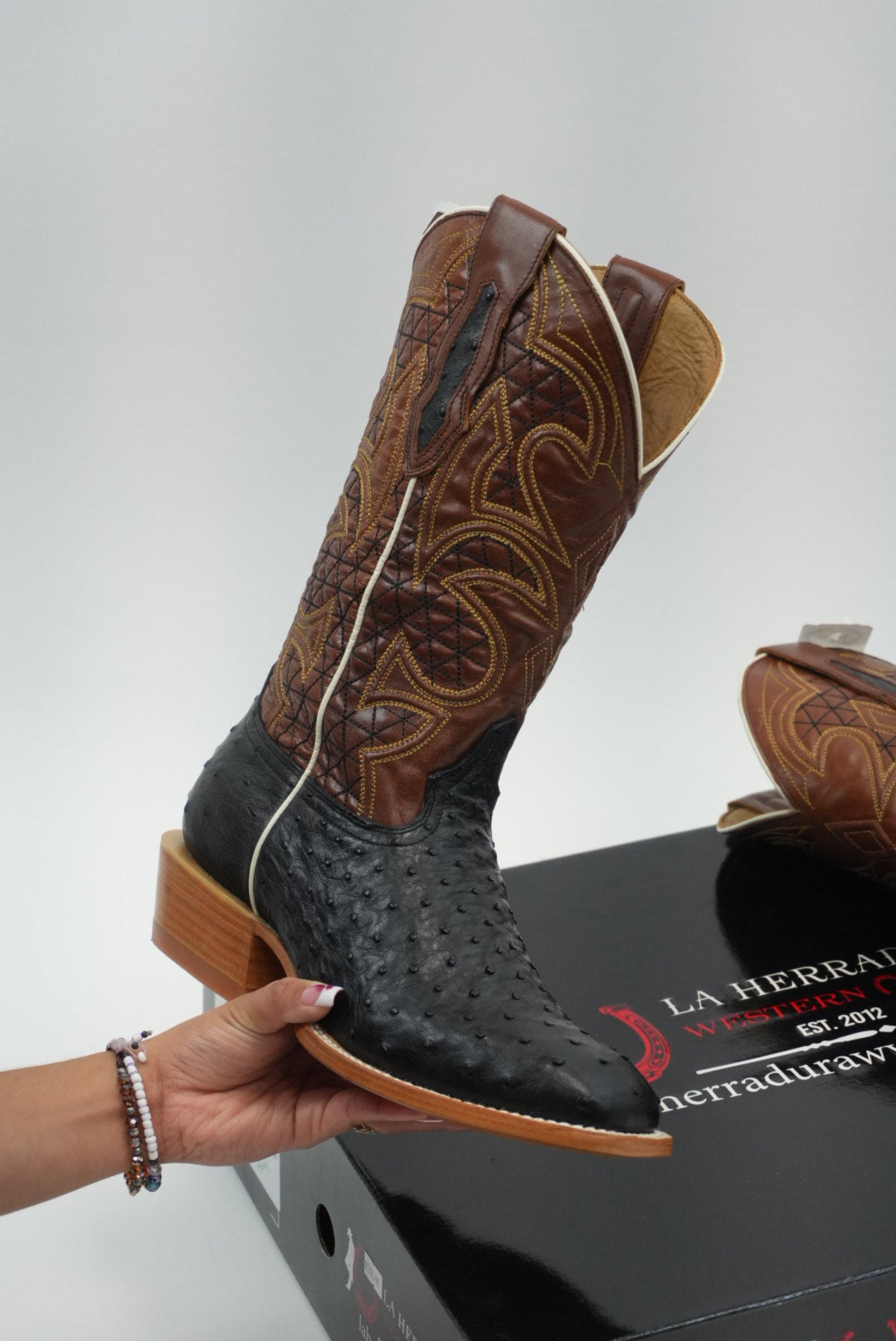 TORO SENTADO MEN AVESTRUZ NEGRA/CABRA PULL UP TAN LEATHER SOLE