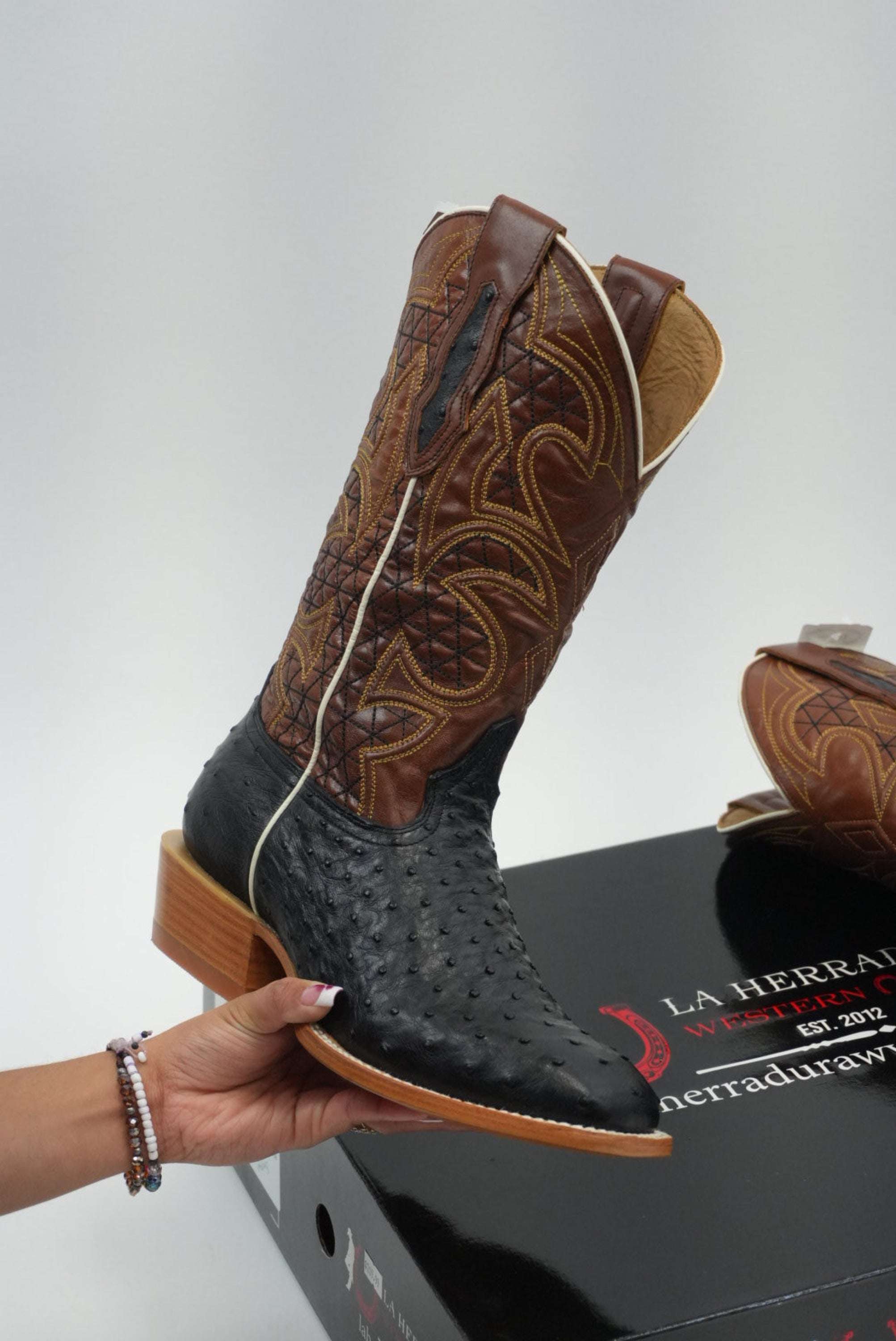 TORO SENTADO MEN AVESTRUZ NEGRA/CABRA PULL UP TAN LEATHER SOLE