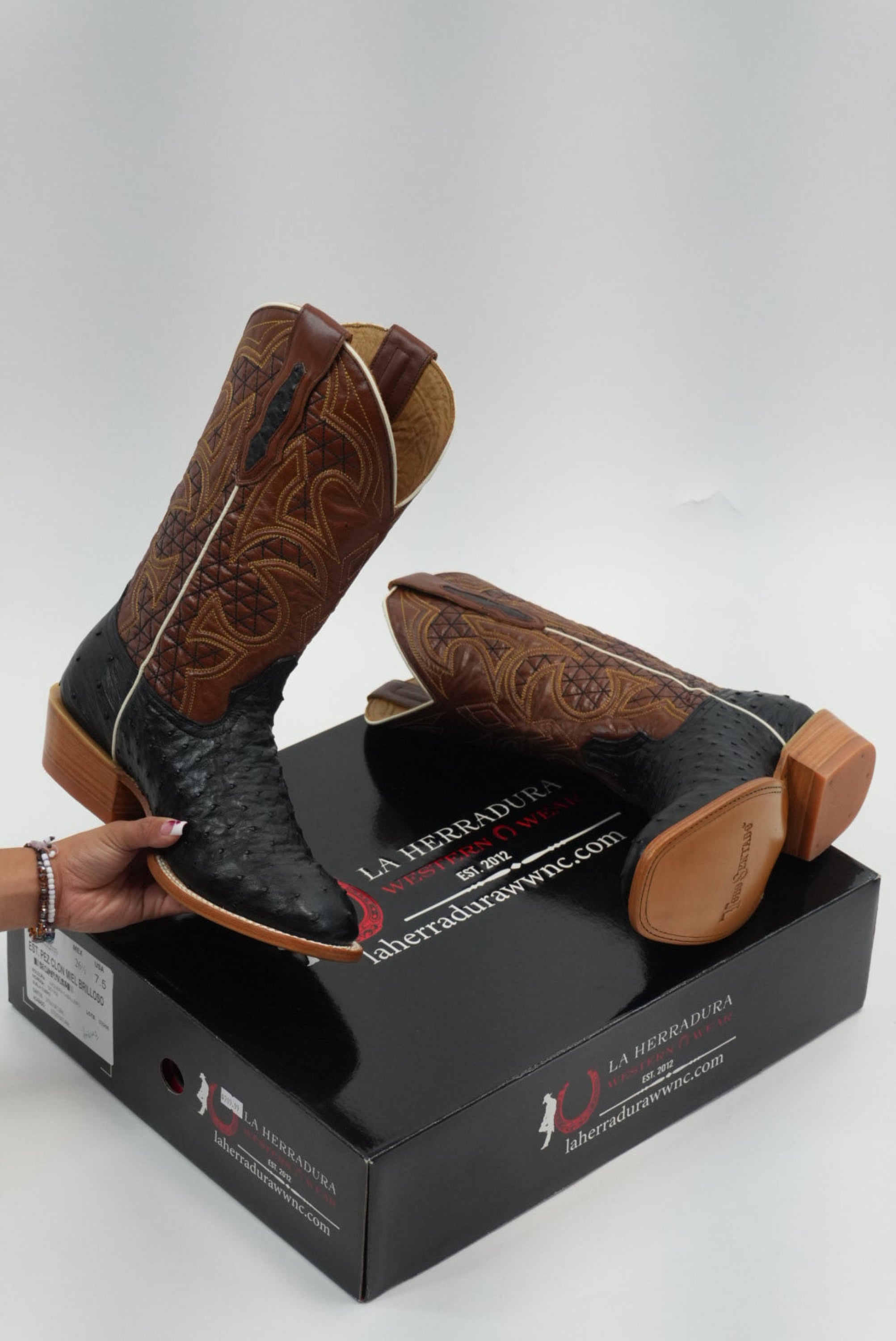 TORO SENTADO MEN AVESTRUZ NEGRA/CABRA PULL UP TAN LEATHER SOLE