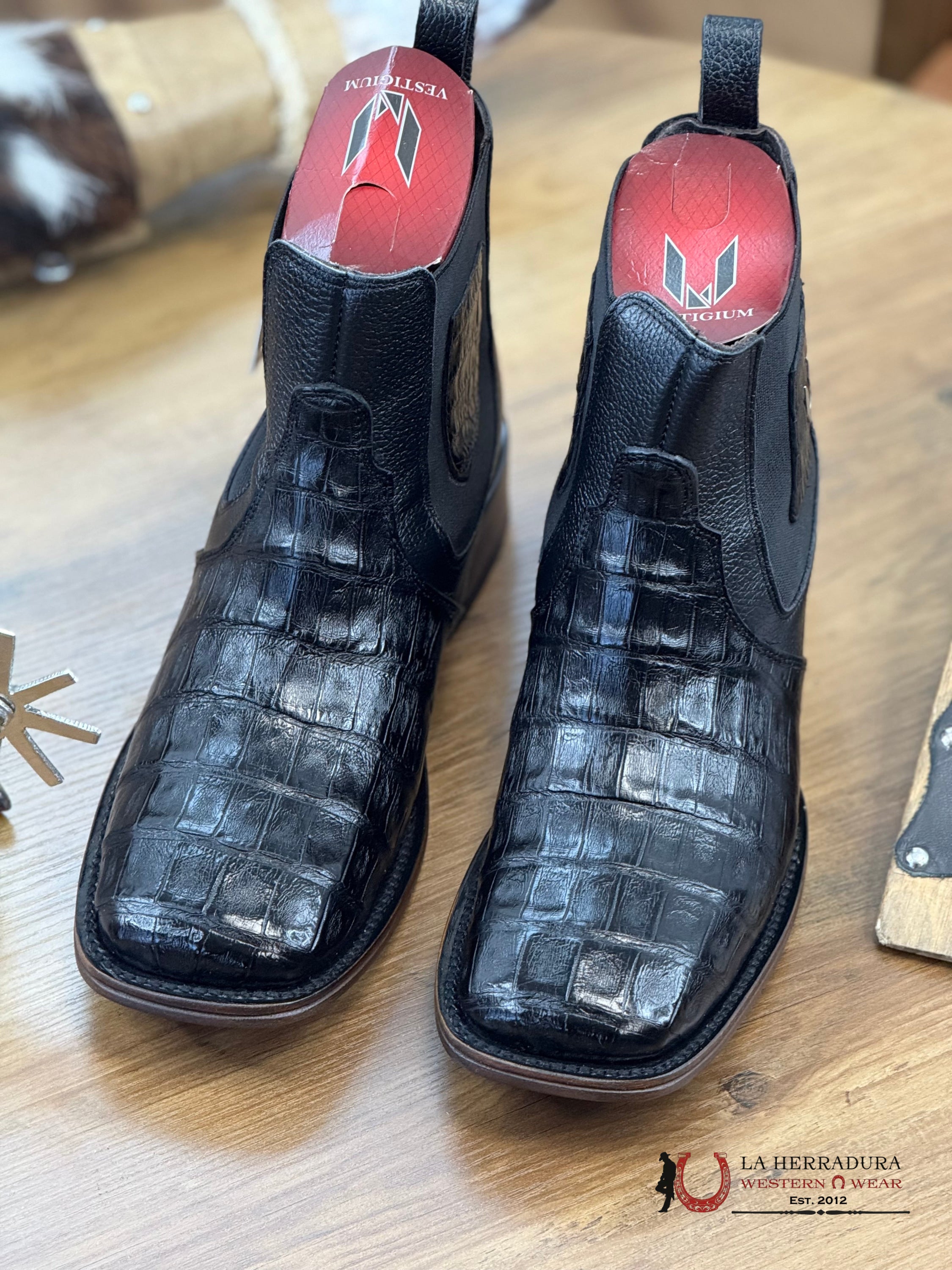 VESTIGIUM SHORT BOOT EXOTICH CAIMAN BELLY BLACK LEATHER - 8205 BOTAS HOMBRES