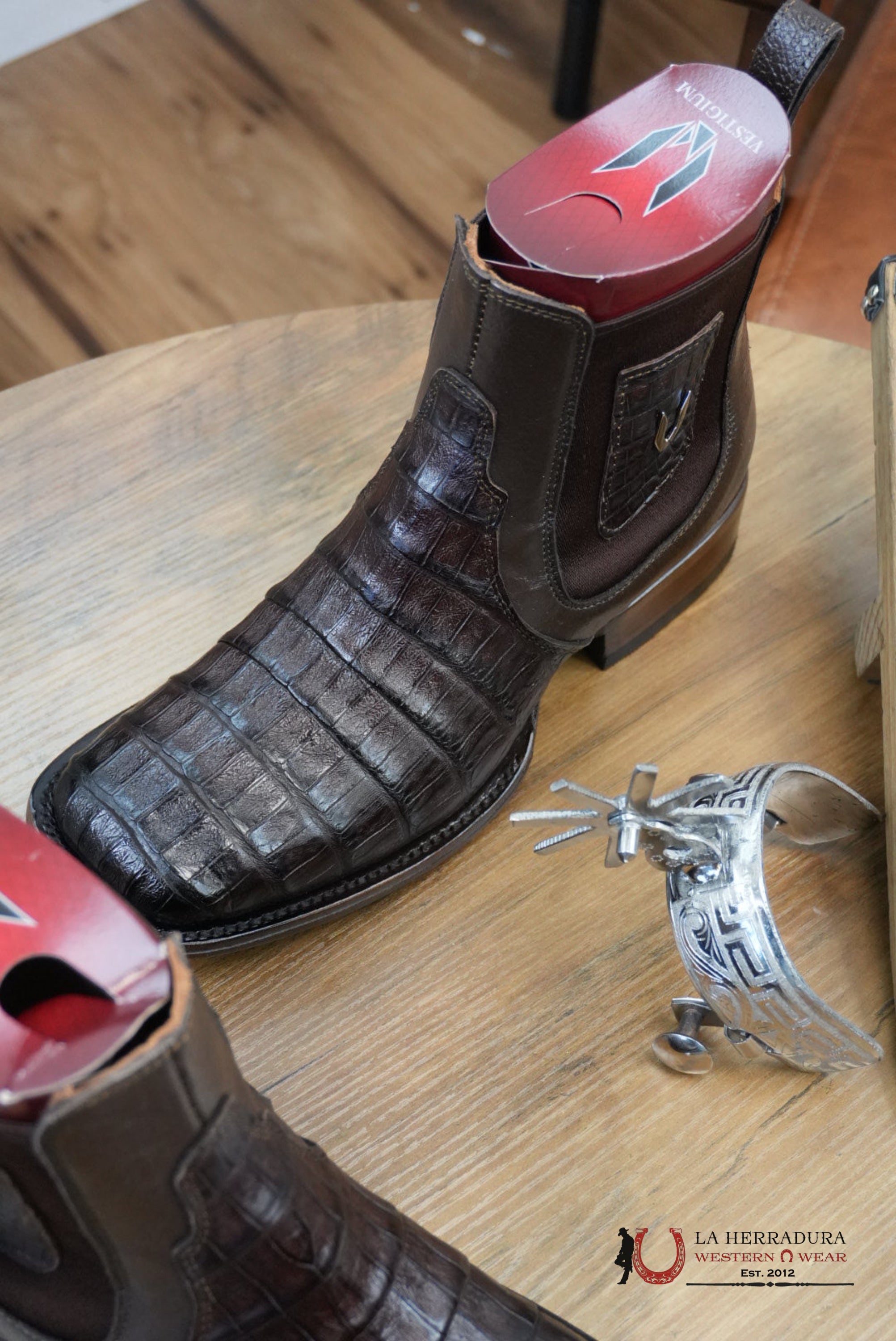 VESTIGIUM SHORTBOOT EXOTIC CAIMAN BELLY BROWN RANCHERO - 8216 BOTAS HOMBRES