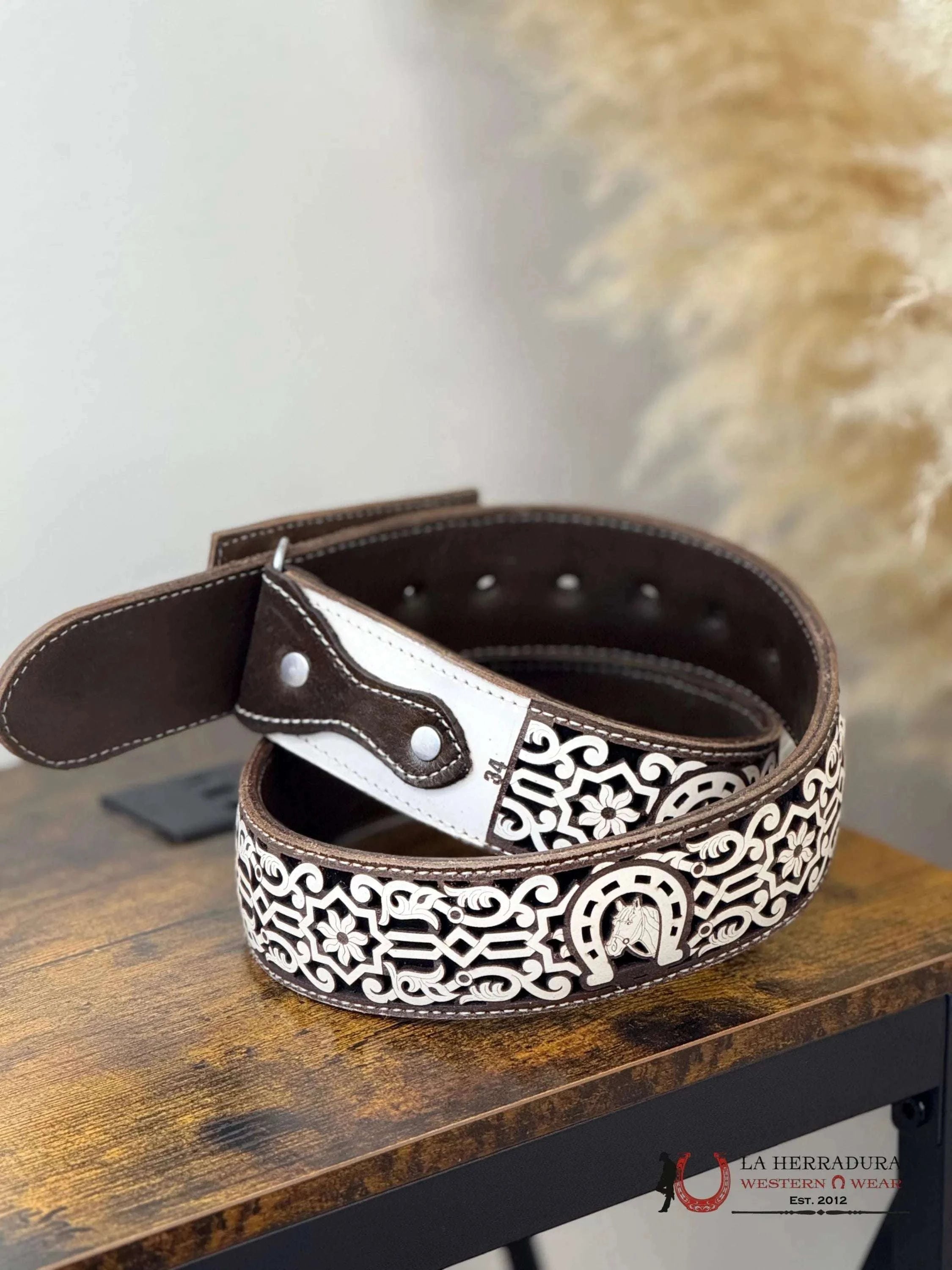 WHITE HORSHOE HORSE STICHING WITH BLACK BACKING MEN BELT CINTURONES HOMBRES