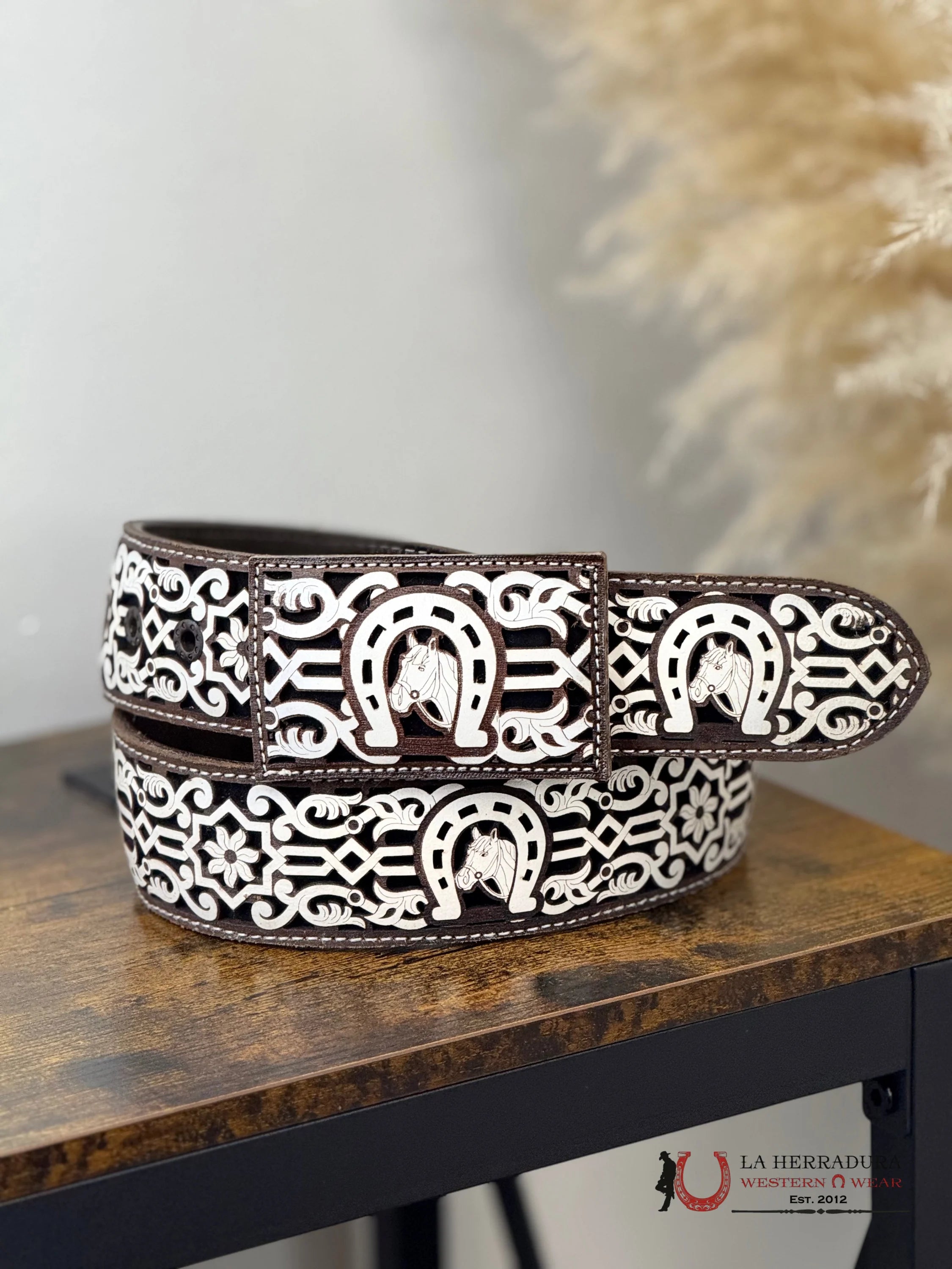 WHITE HORSHOE HORSE STICHING WITH BLACK BACKING MEN BELT CINTURONES HOMBRES