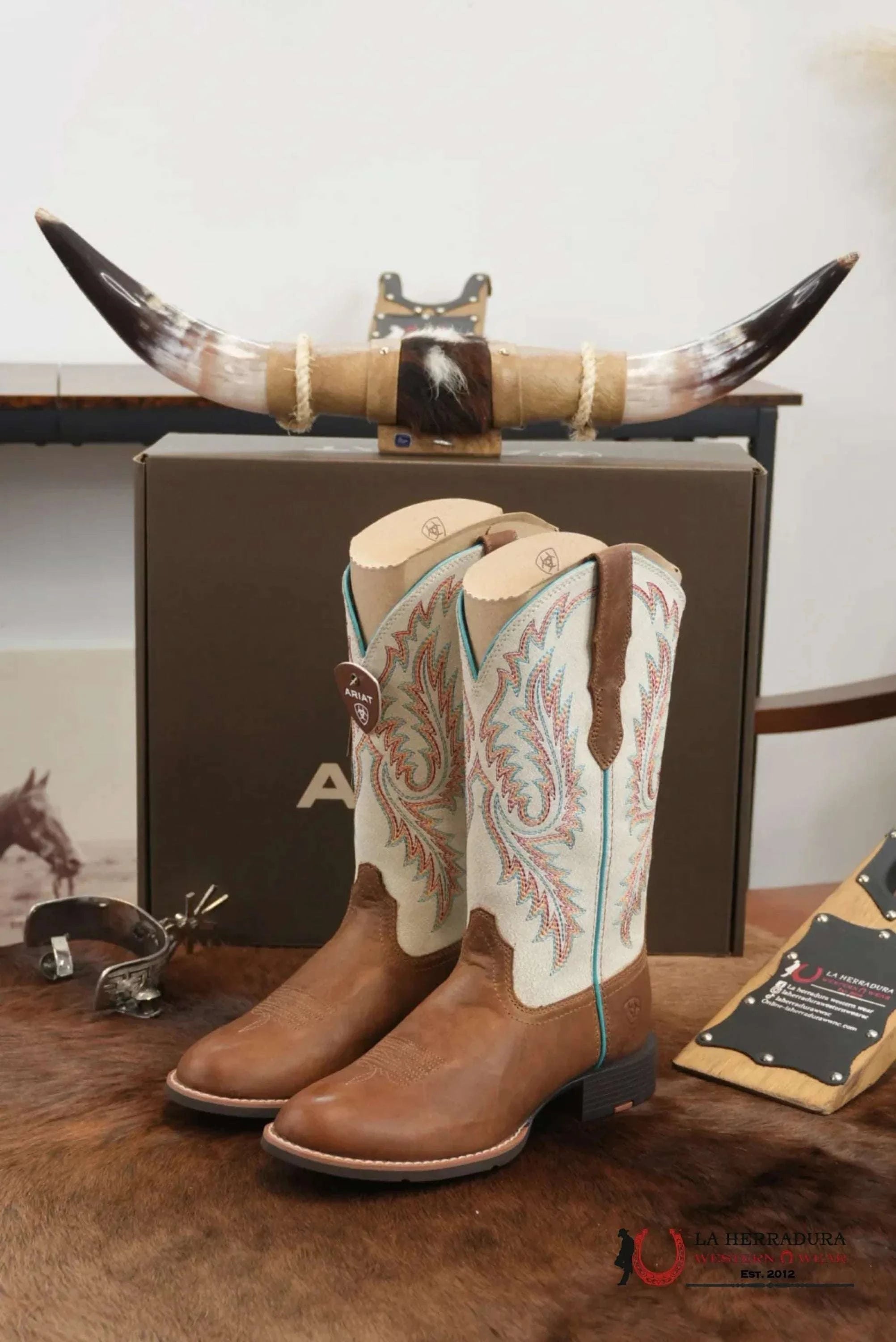 WOMENS ARIAT ROUND UP W TOE STRETCH FIT SANDSTORM DISTRESSED IVORY 10061142 BOTAS MUJERES