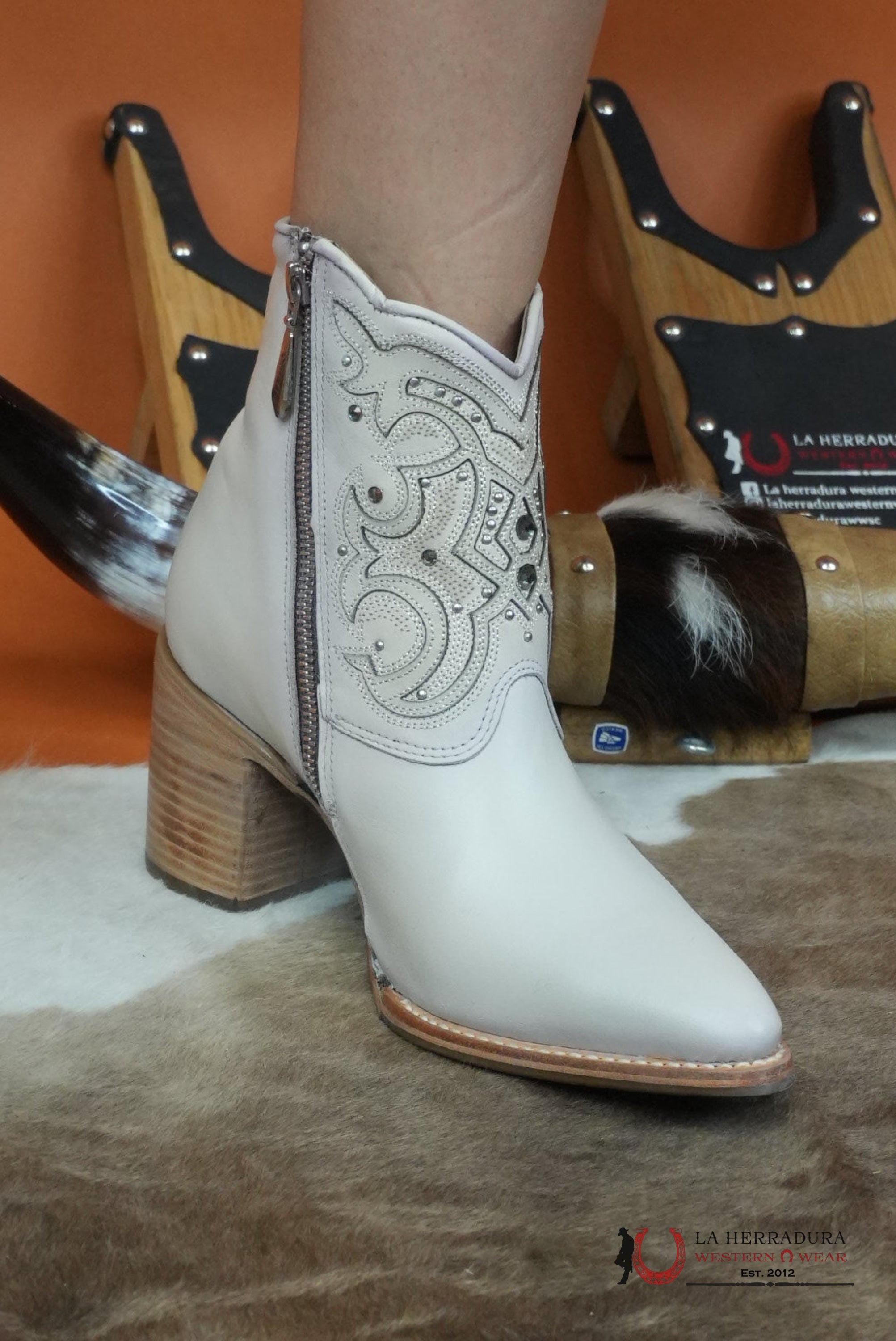 WOMENS CUADRA BOTÍN MIKONOS LATE WHITE OVERLAY & STUDS & FRINGE POINTED TOE BOTAS MUJERES