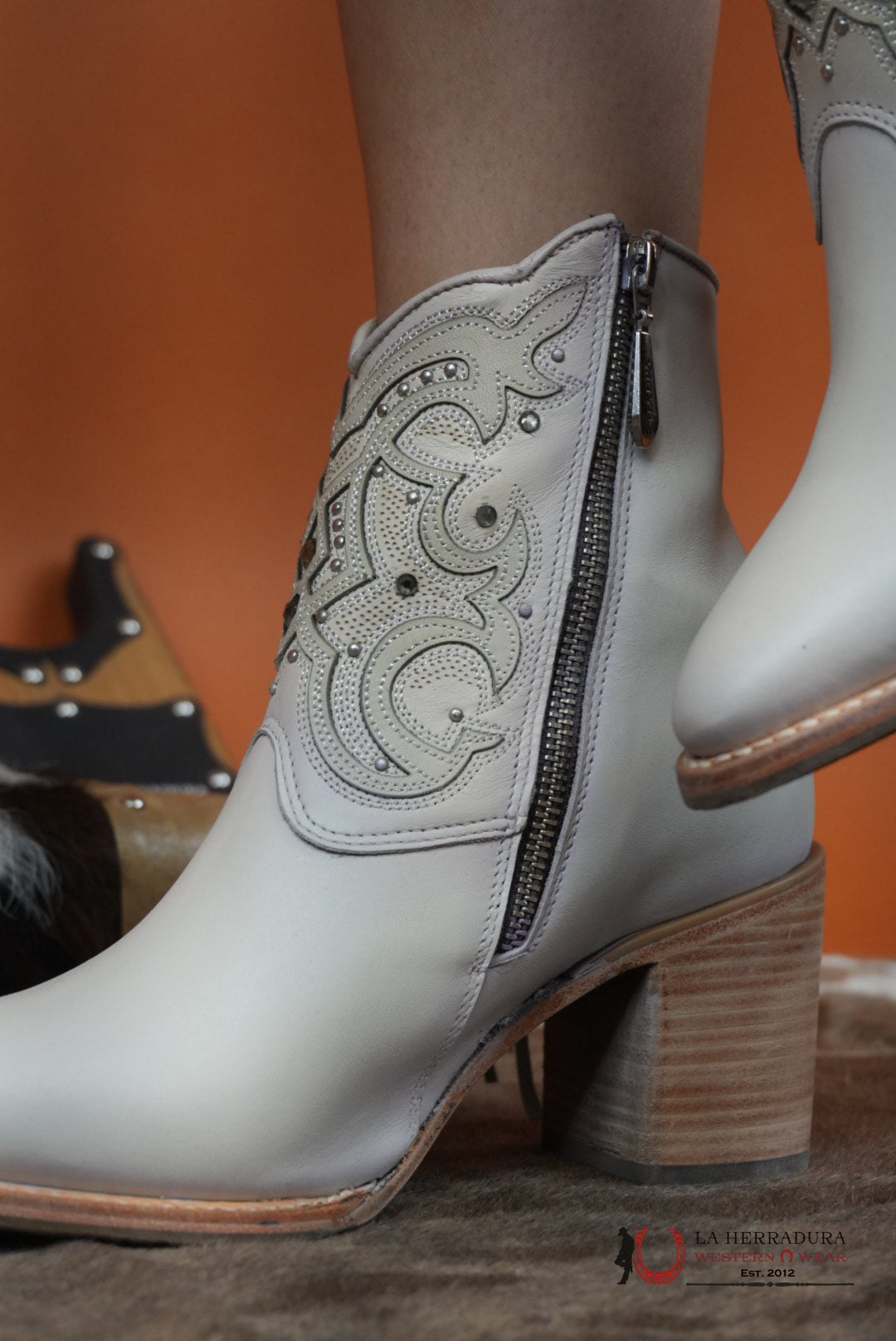 WOMENS CUADRA BOTÍN MIKONOS LATE WHITE OVERLAY & STUDS & FRINGE POINTED TOE BOTAS MUJERES