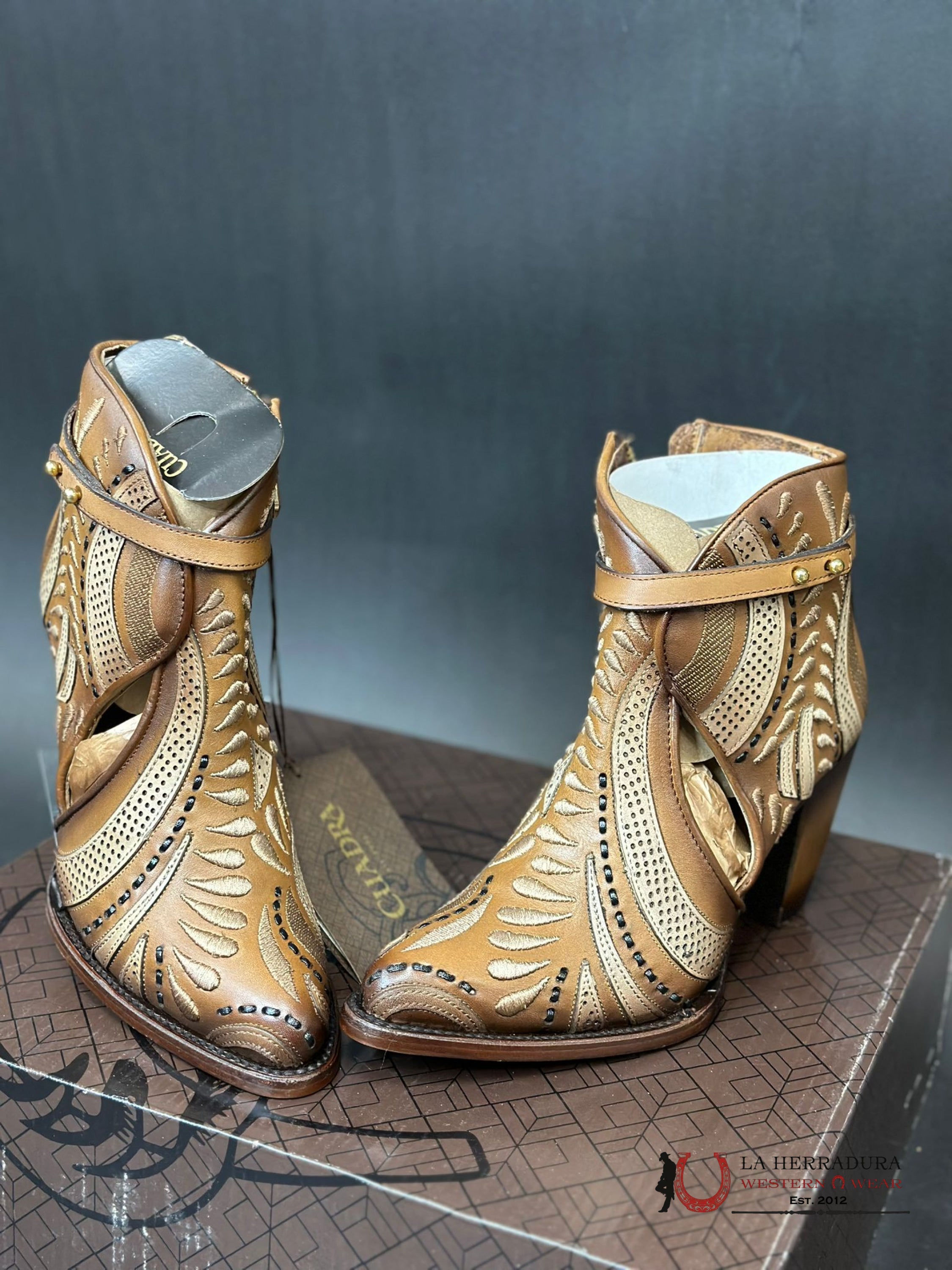 Womens Cuadra Maple Embroidery & Harness Short Boot Botas Mujeres