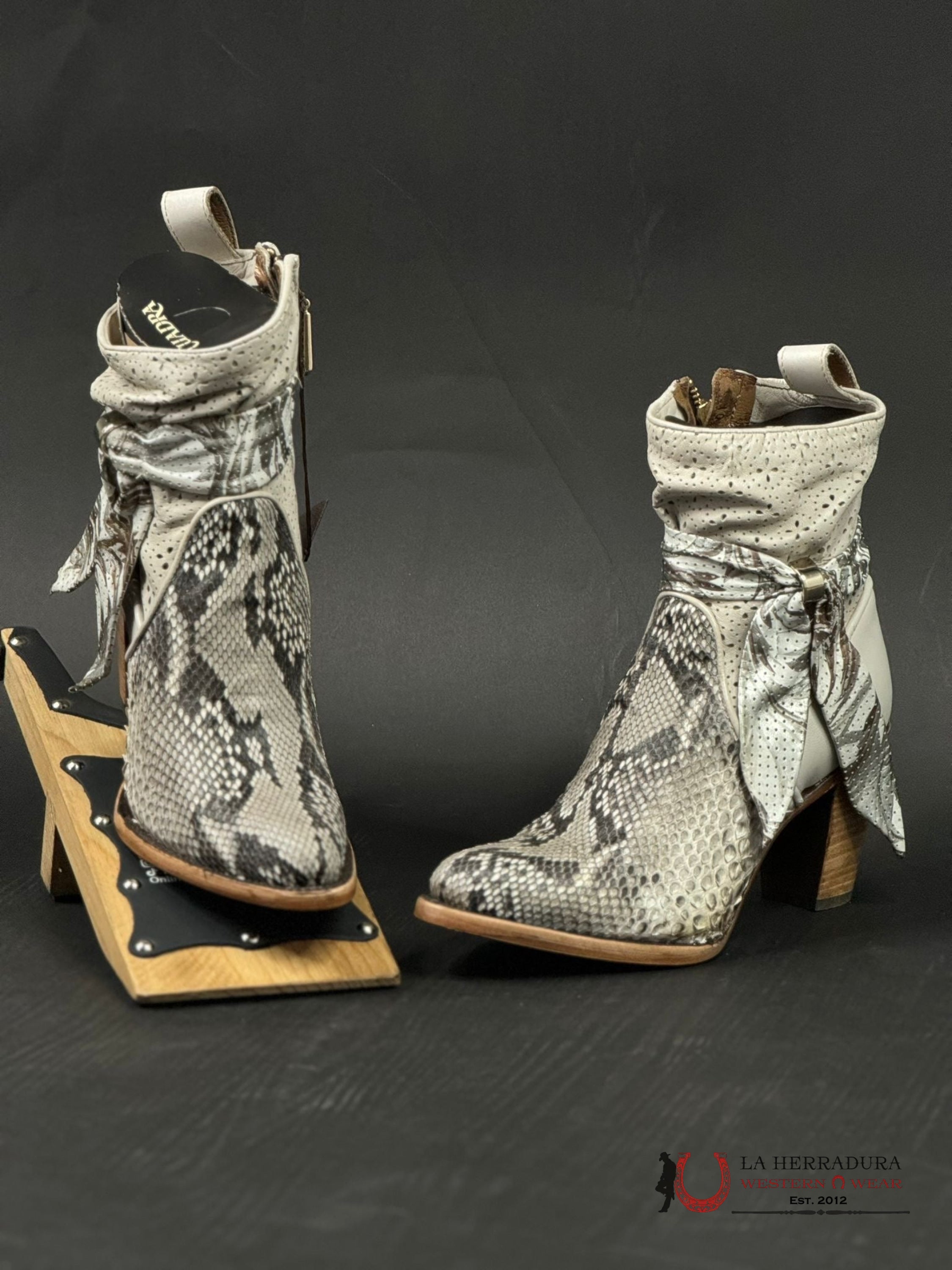 Women’s Cuadra Python Belly Plunge Natural Zipper & Cut Out Round Botas Mujeres