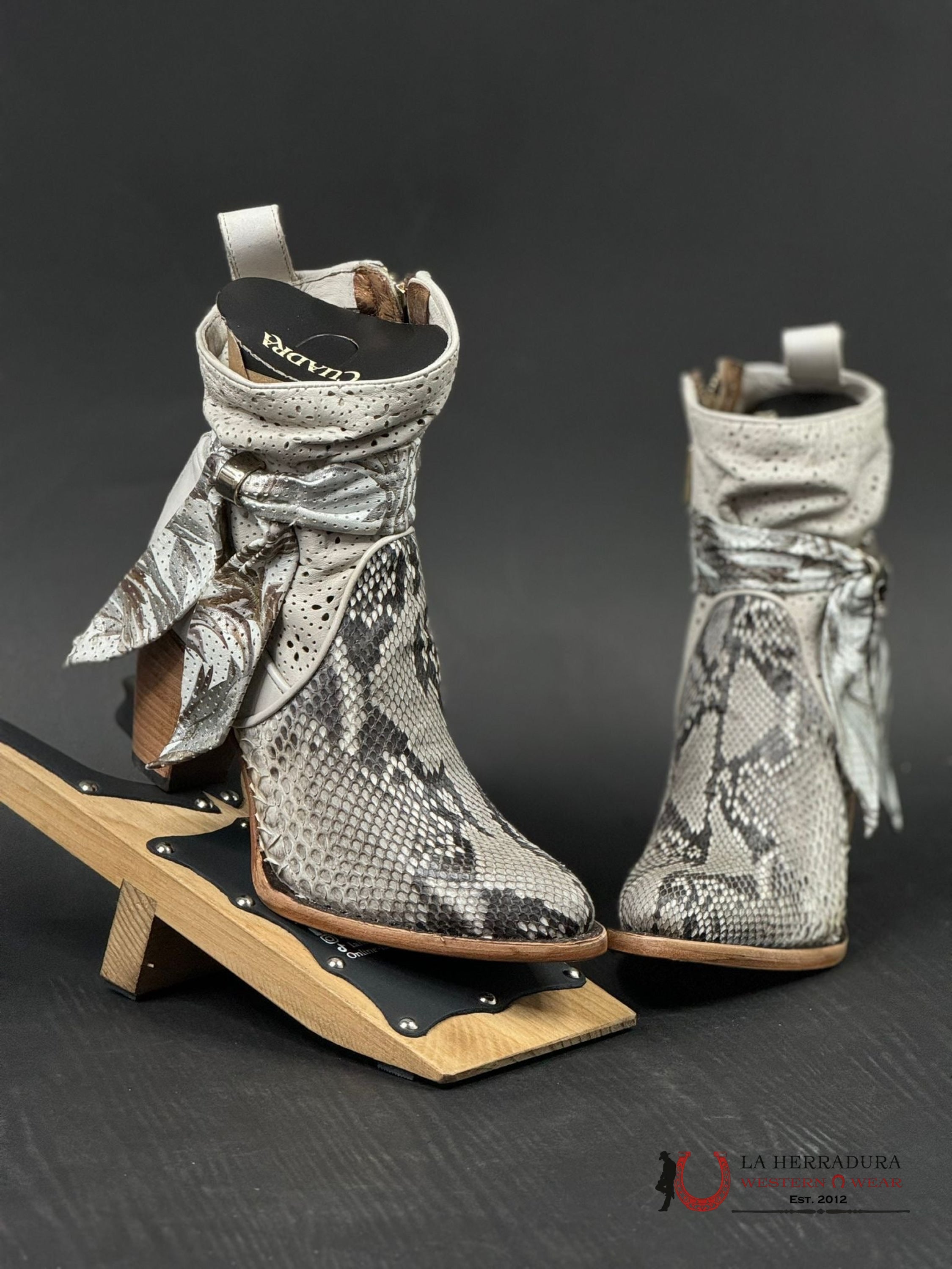 Women’s Cuadra Python Belly Plunge Natural Zipper & Cut Out Round Botas Mujeres