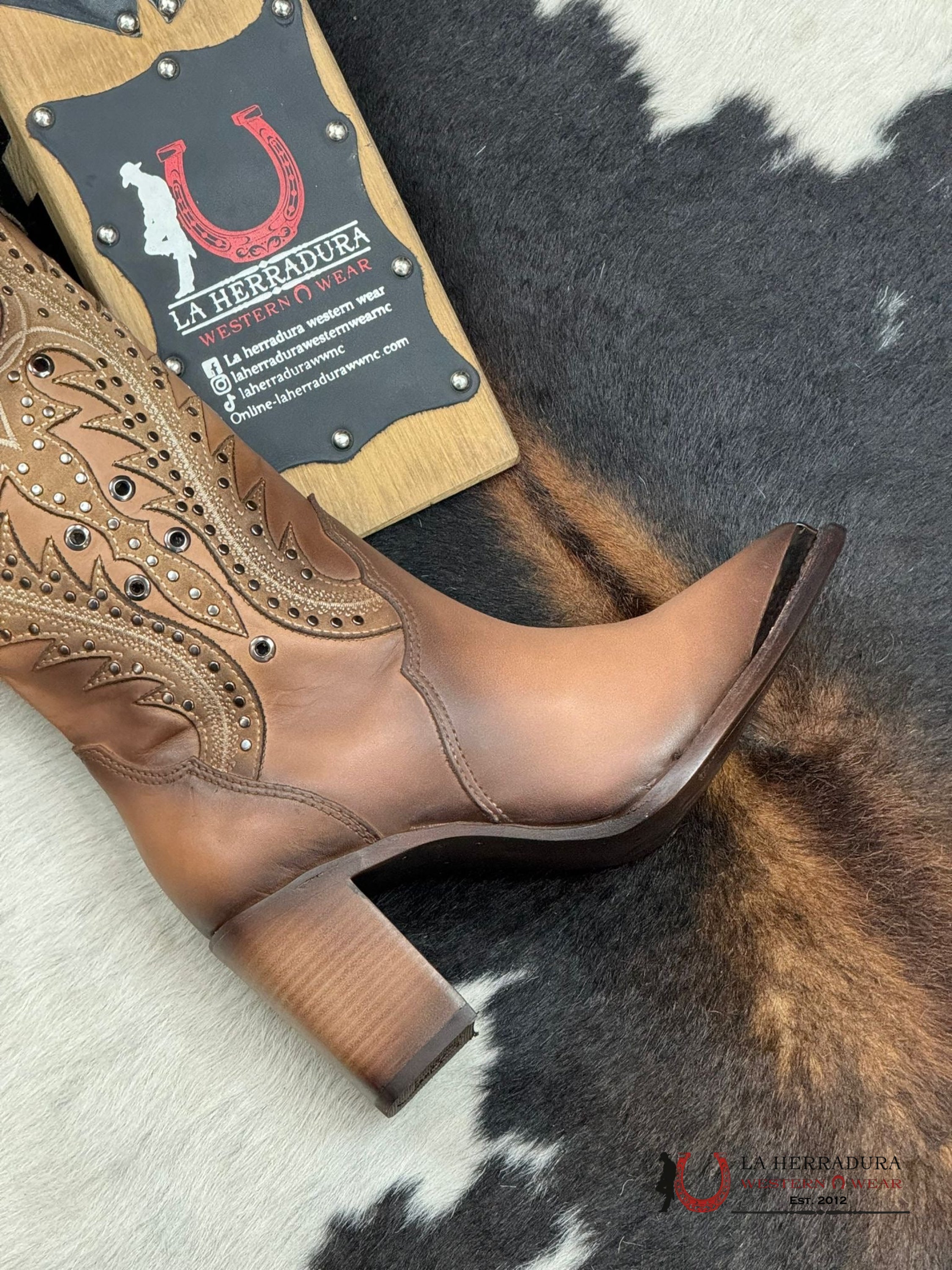 Womens Cuadra Res Crust Satro Arena Sand Overlay Embroidery & Studs Point Toe Botas Mujeres