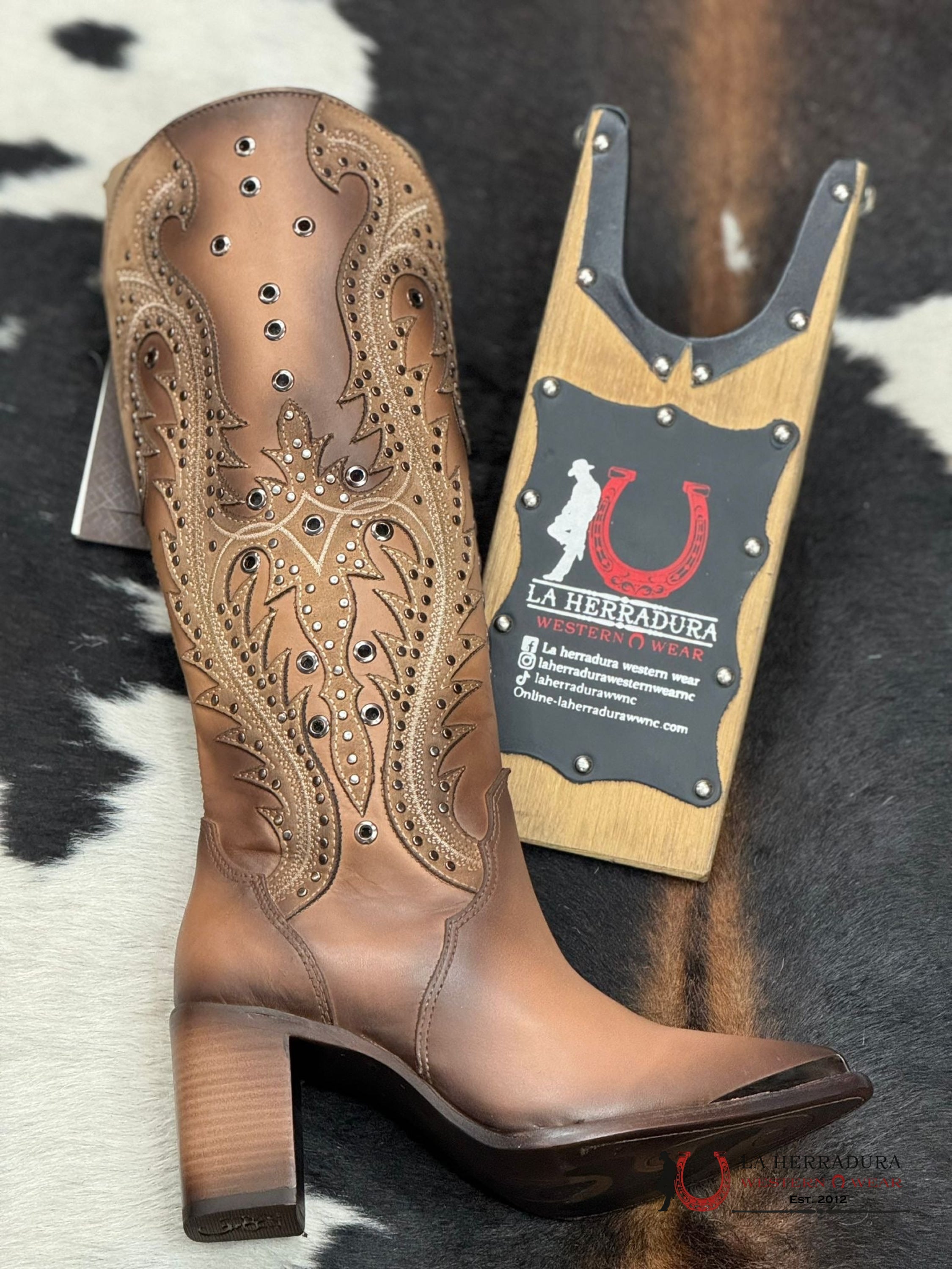 Womens Cuadra Res Crust Satro Arena Sand Overlay Embroidery & Studs Point Toe Botas Mujeres