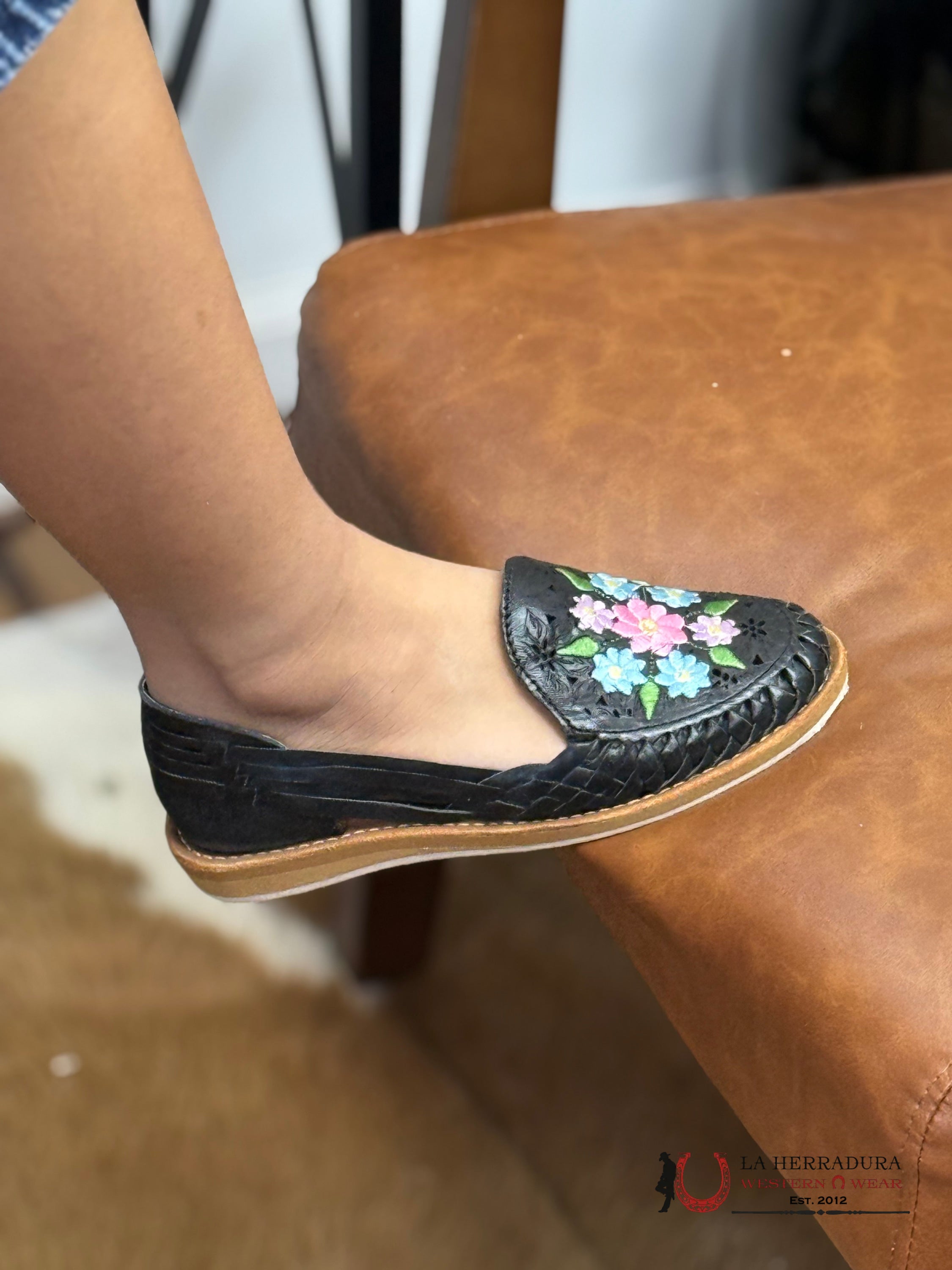 WOMENS HUARACHE 057 FLORES NEGRAS BOTAS MUJERES