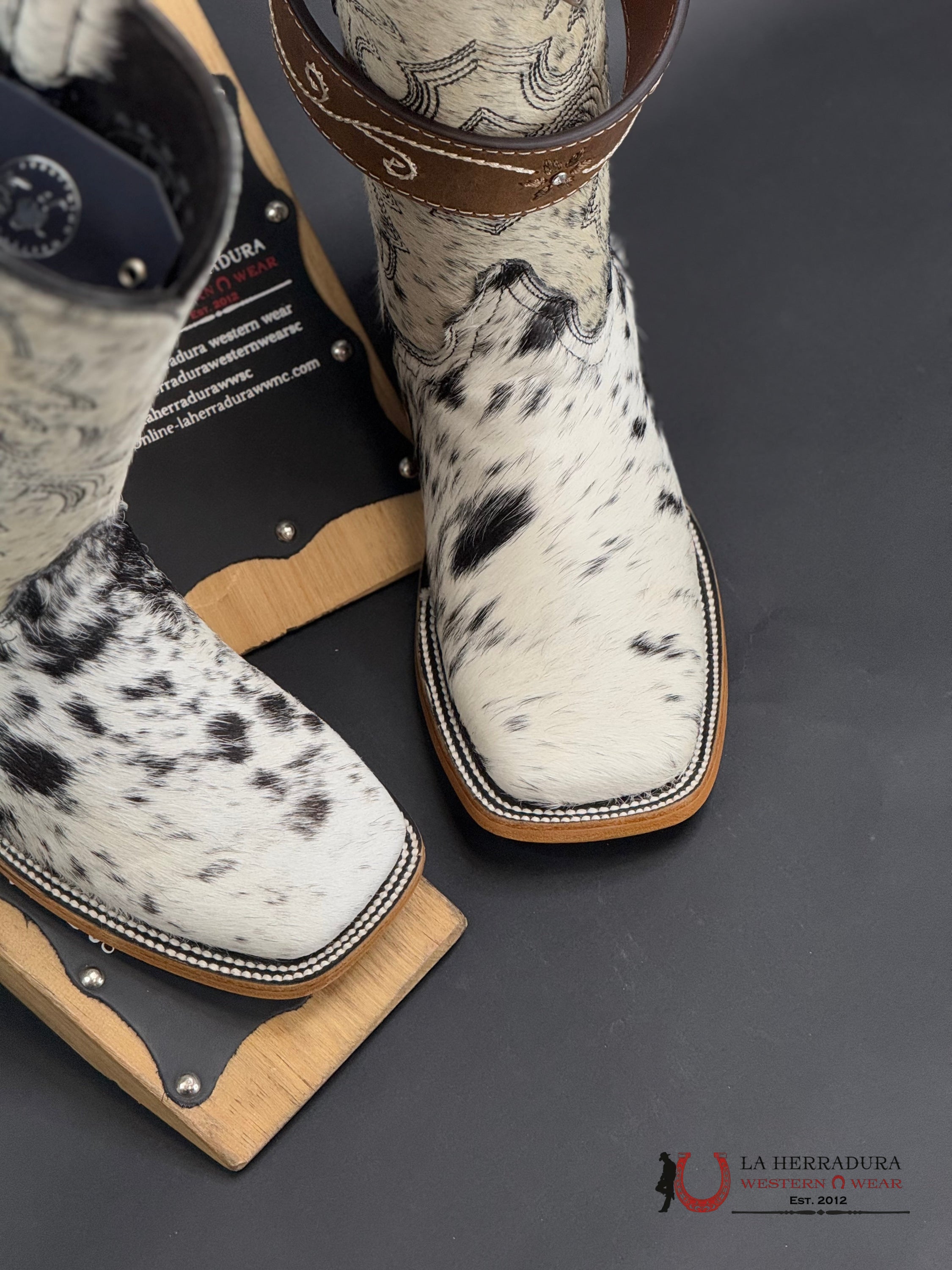 Womens Katherine Black & White Cowhide Top Boot (Every Pair Is Unique) Botas Mujeres