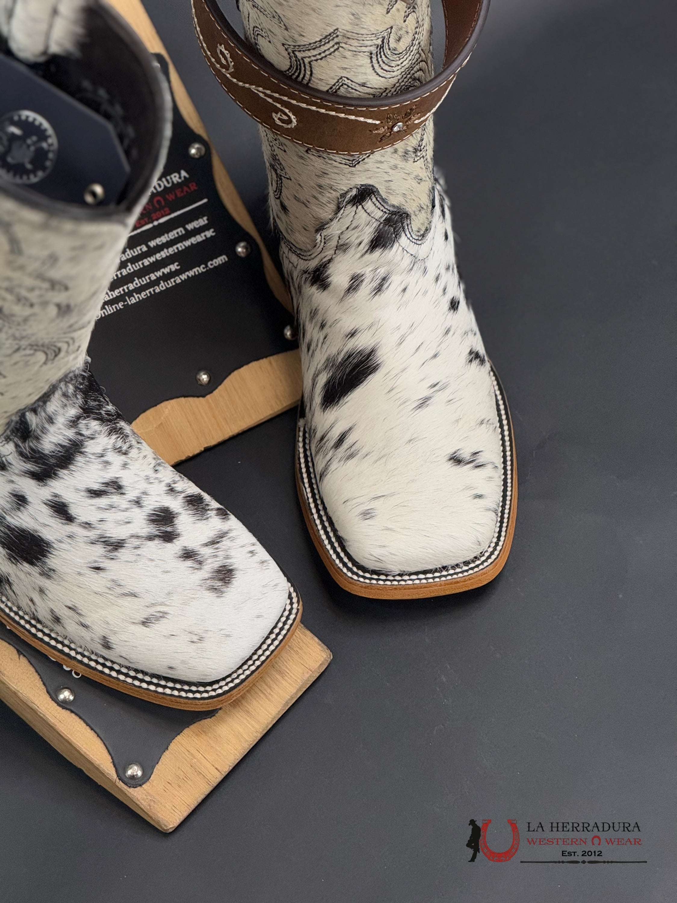 Womens Katherine Black & White Cowhide Top Boot (Every Pair Is Unique) Botas Mujeres