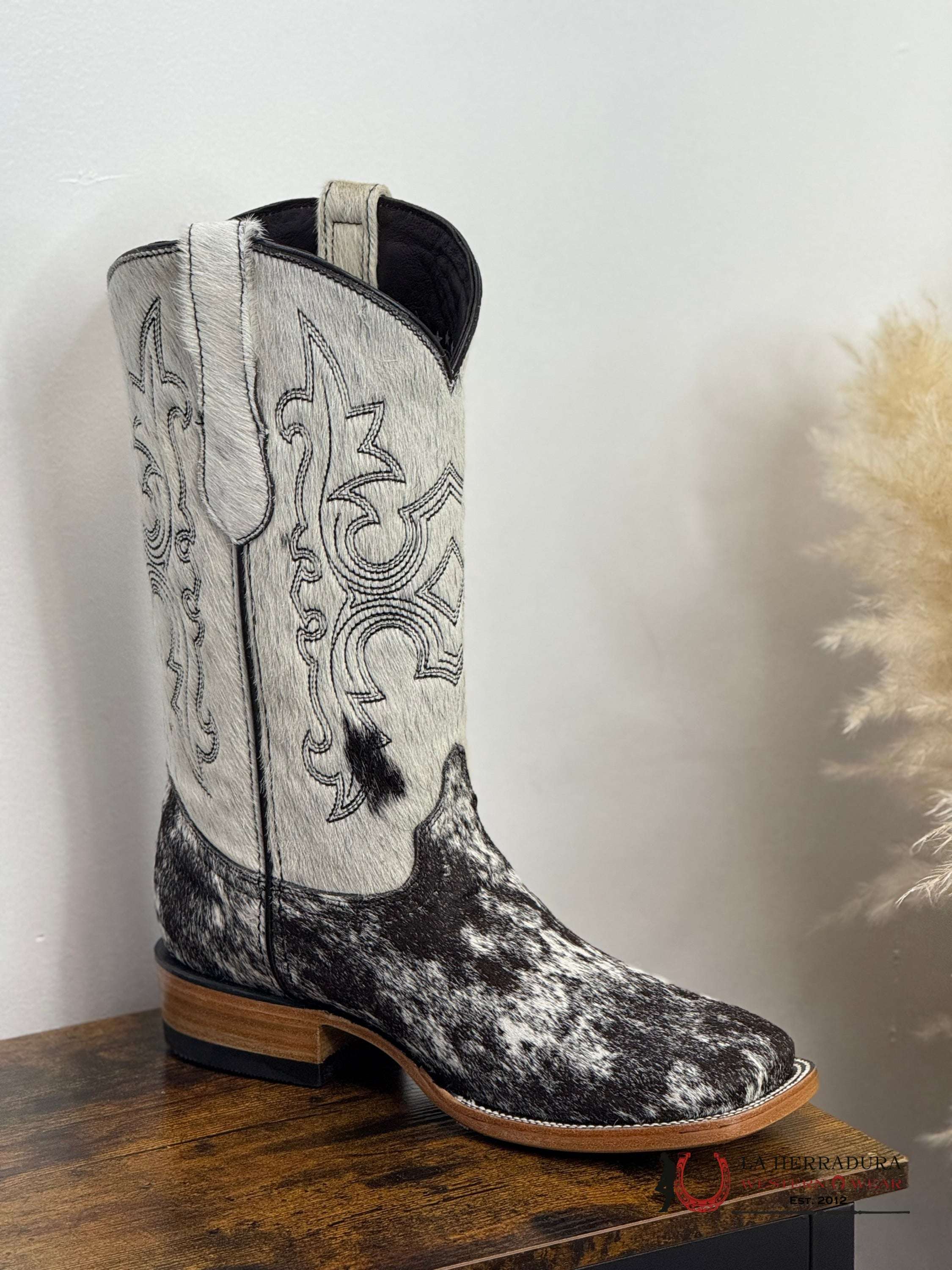WOMENS KATHERINE BLACK & WHITE COWHIDE TOP BOOT (EVERY PAIR IS UNIQUE) BOTAS MUJERES