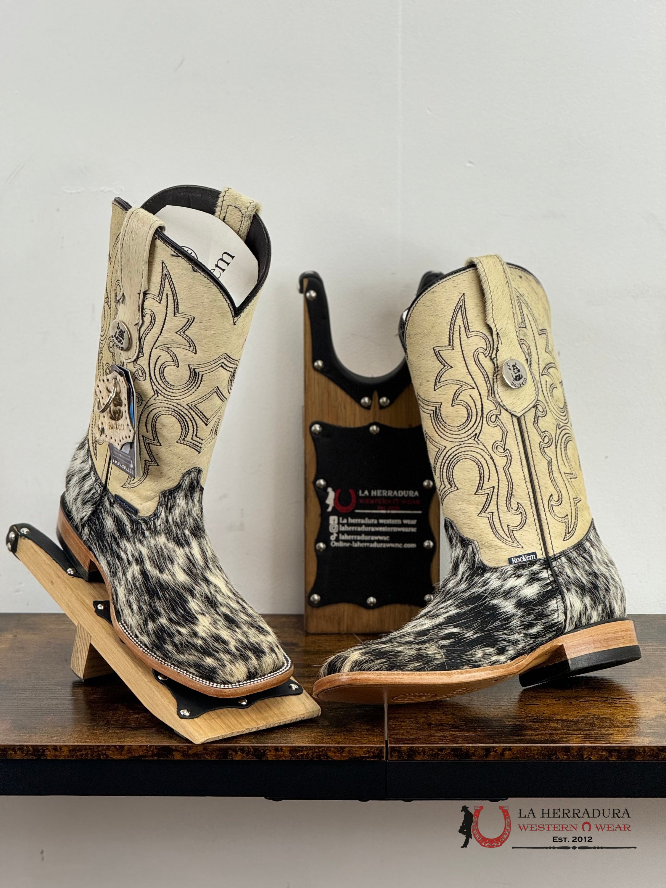 Womens Katherine Black & White Cowhide Top Boot (Every Pair Is Unique) Botas Mujeres