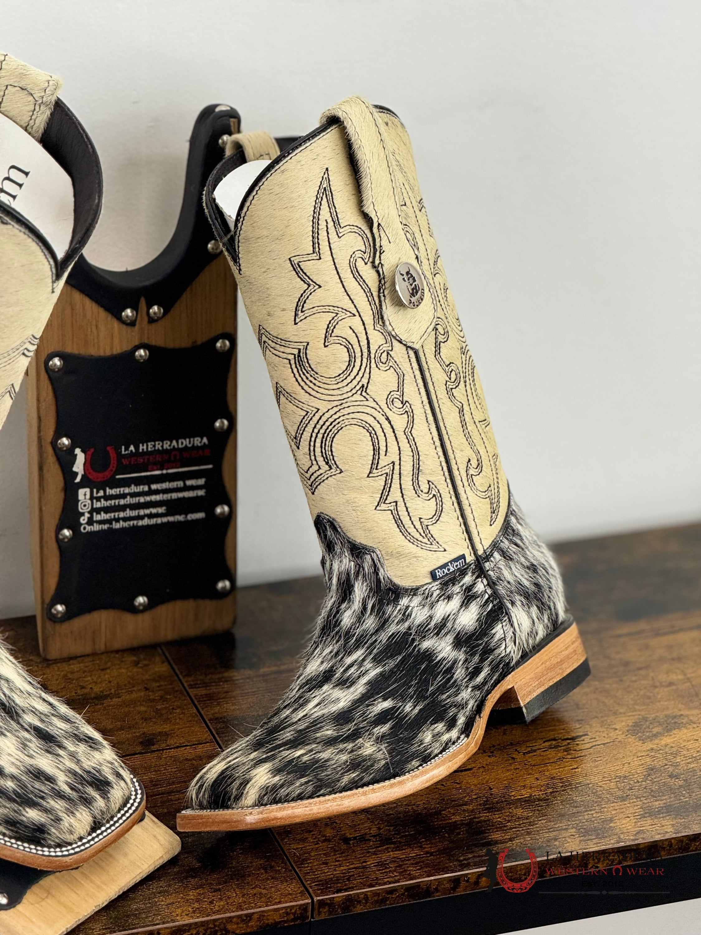 Womens Katherine Black & White Cowhide Top Boot (Every Pair Is Unique) Botas Mujeres