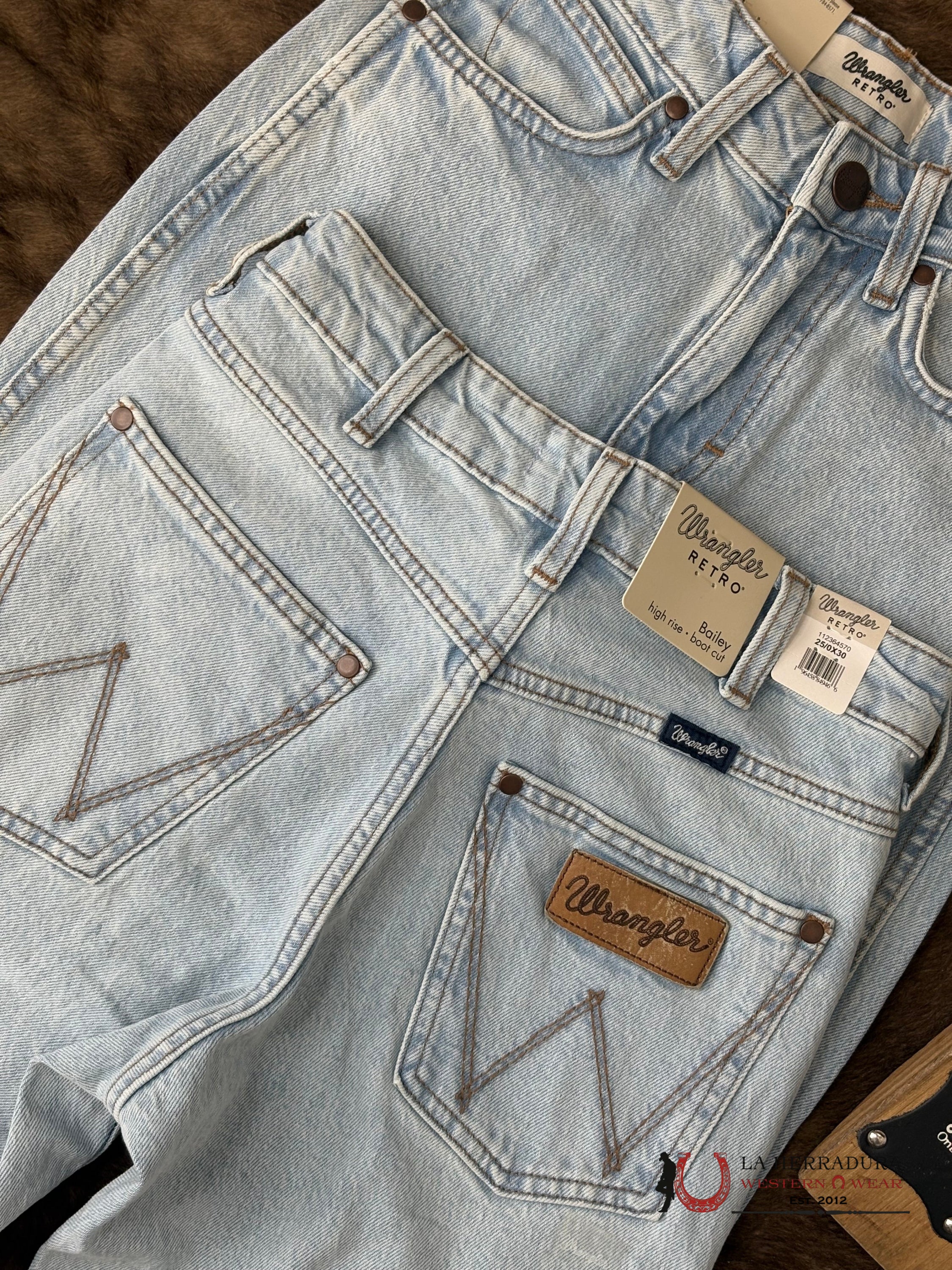 WOMENS WRANGLER BAILEY HIGH RISE BOOTCUT LIGHT WASHED ROPA MUJERES