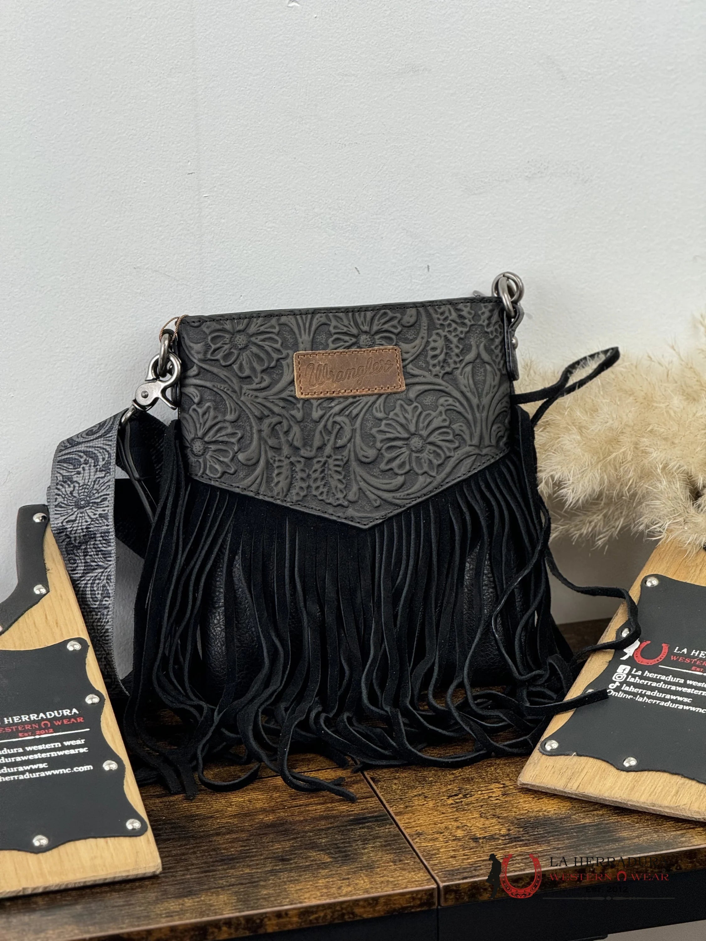 Wrangler Black Hand Tooled Crossbody Ropa Mujeres