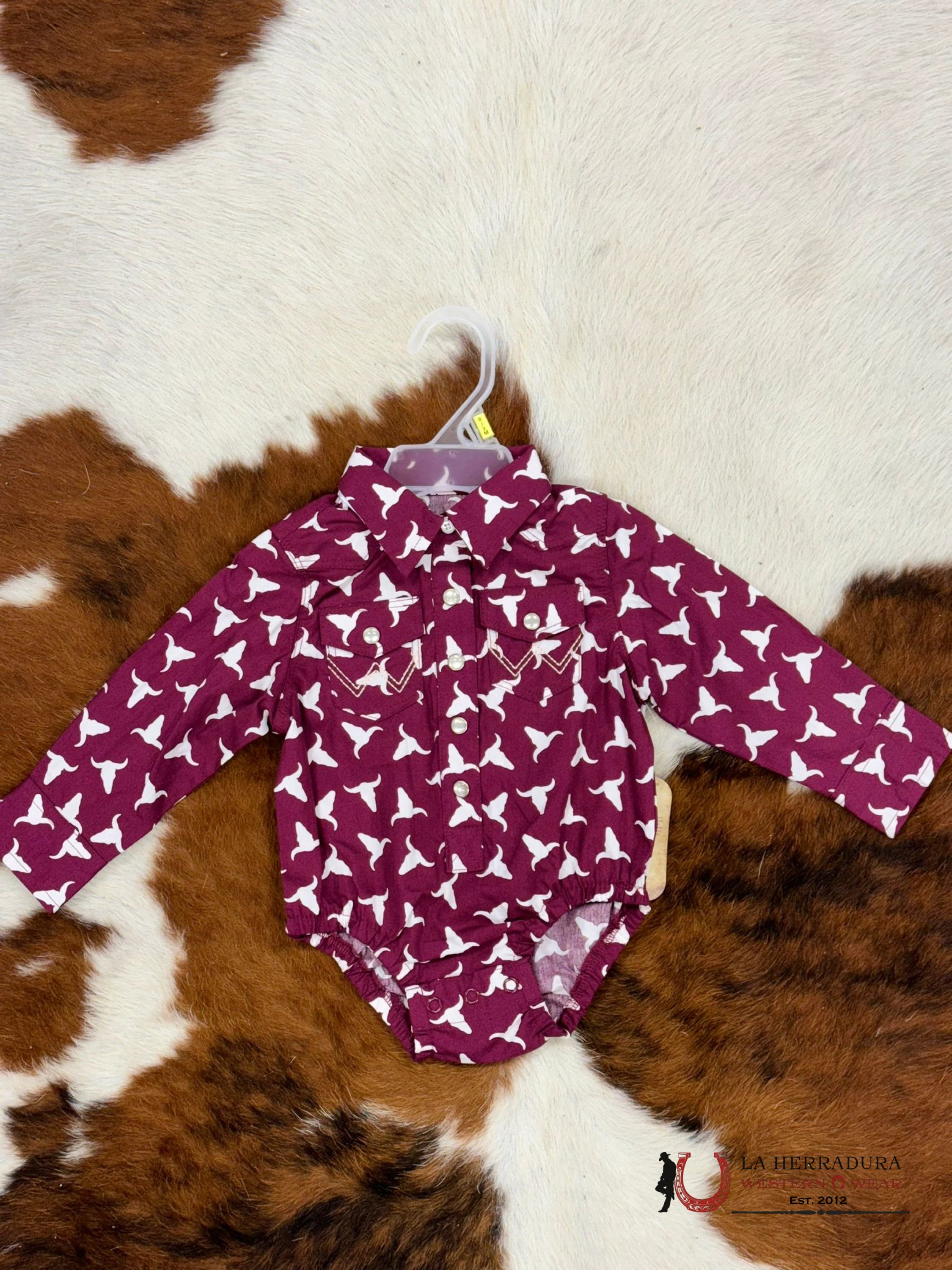 Wrangler Maroon Bull Print Long Sleeve Onesie Niños