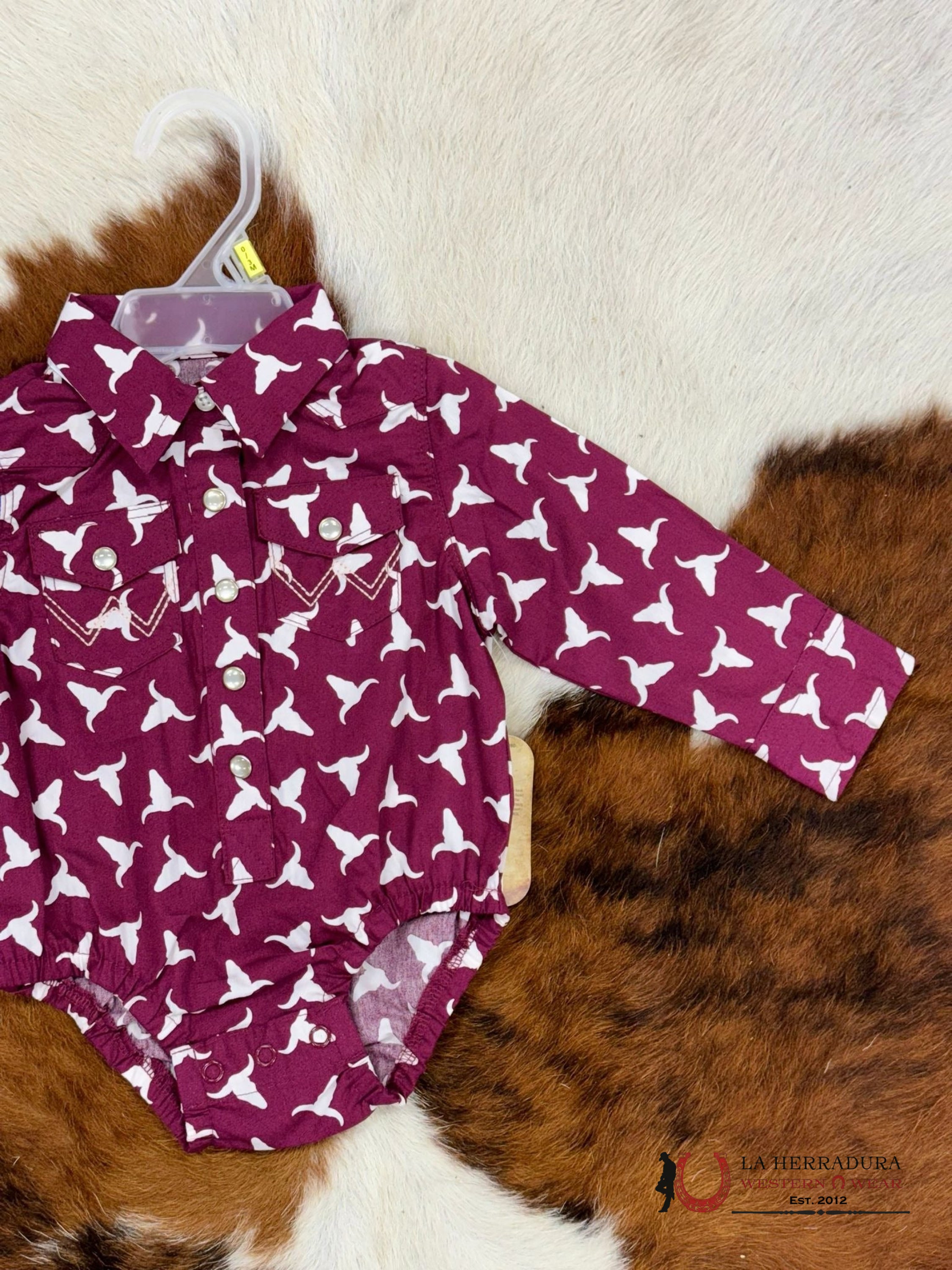 Wrangler Maroon Bull Print Long Sleeve Onesie Niños