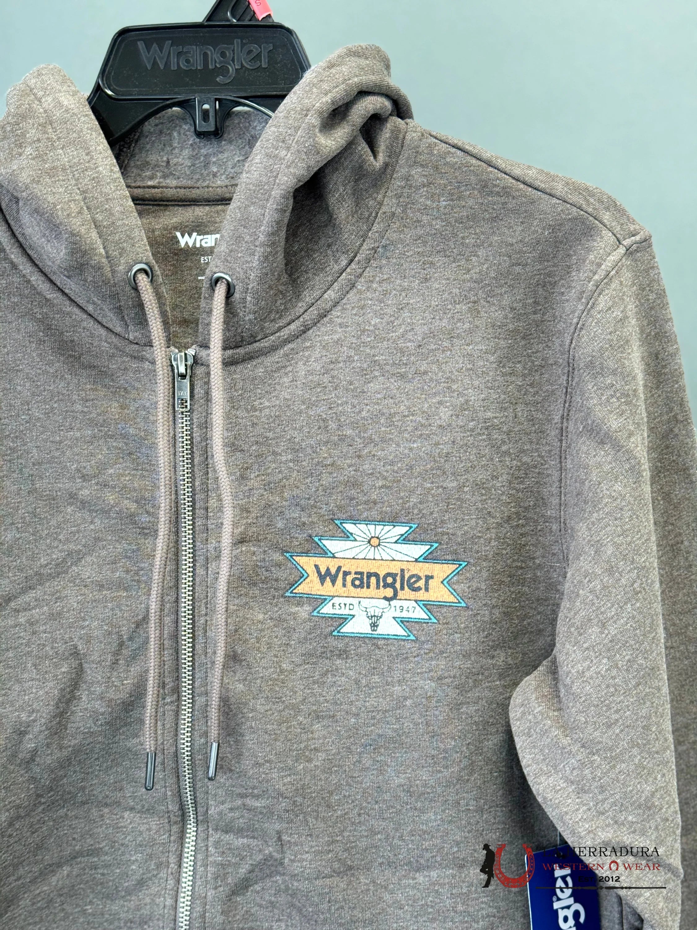 Wrangler Men’s Back Graphic Logo Zip Up- Brown Ropa Hombres