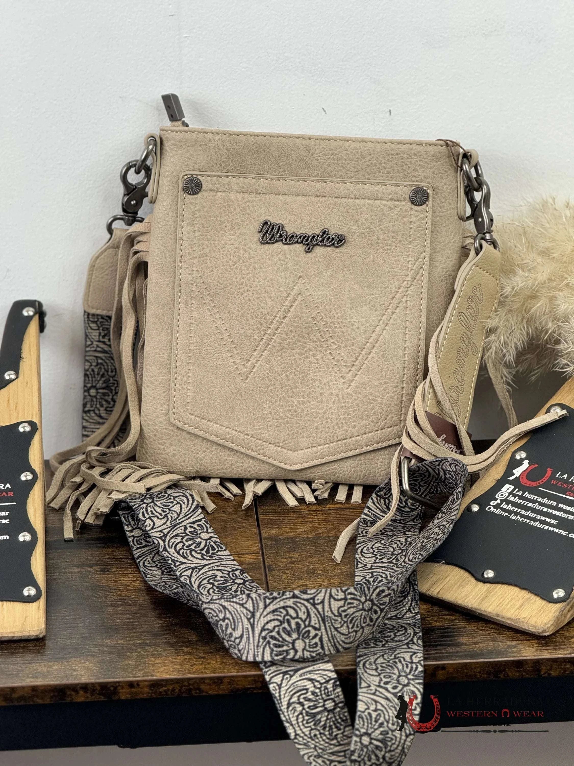 Wrangler Tan Hand Tooled Crossbody Ropa Mujeres