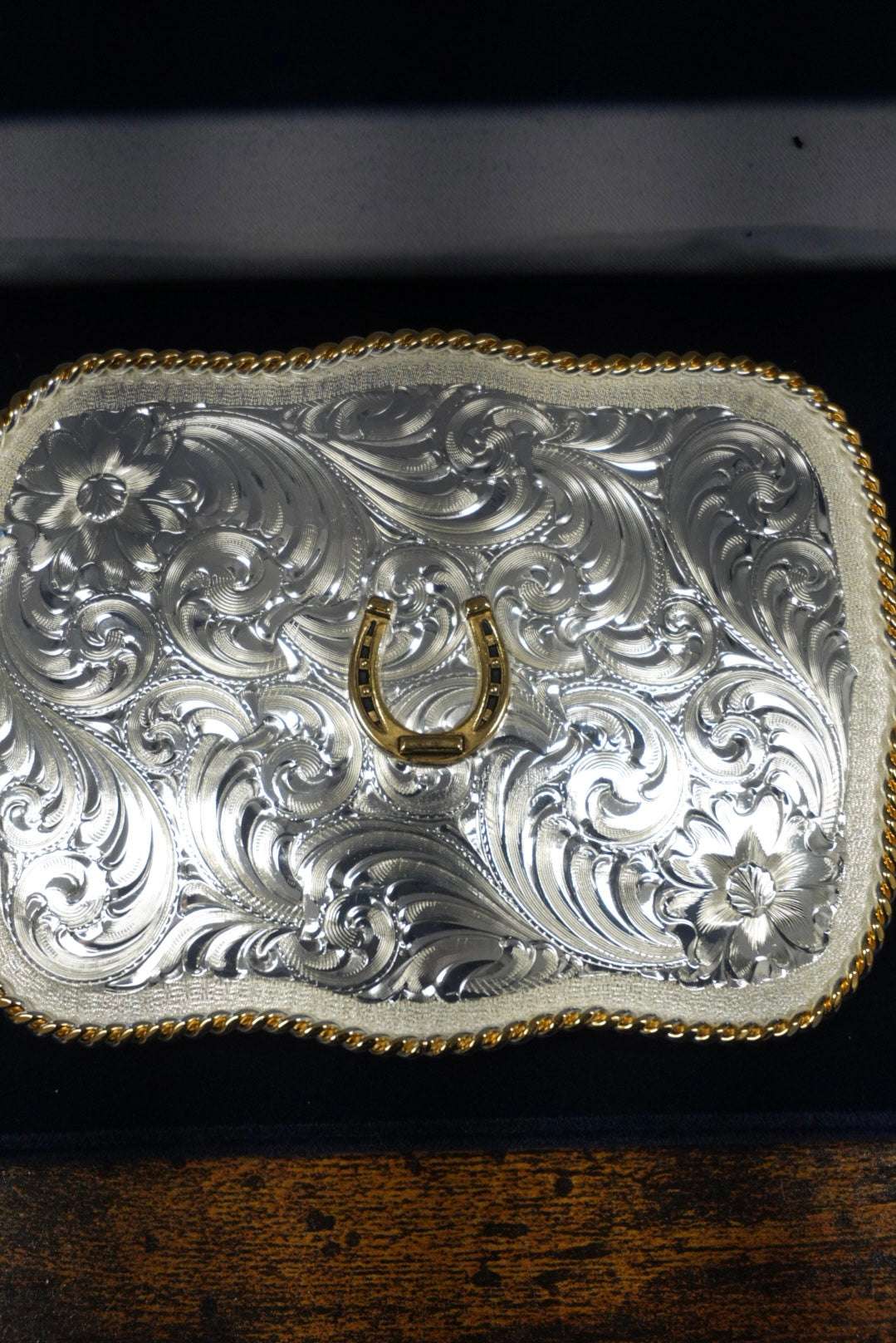 MONTANA SILVERSMITH BOLD ENGRAVED SCALLOPED BUCKLE WITH HORSESHOE Laherradurawwnc.com