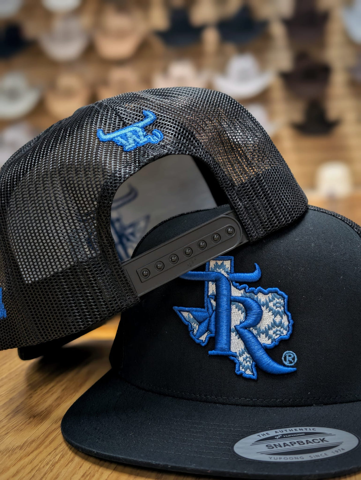 GORRA DE CAMIONERO PLANA NEGRA CON CIERRE A PRESIÓN Y BROCHE - ESTILO RANCHO DE TEXAS