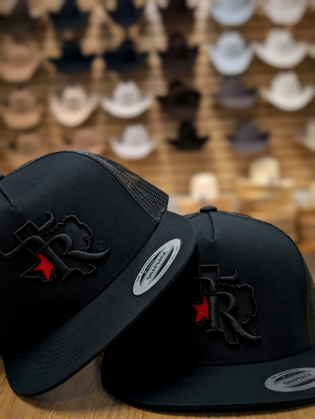 GORRA NEGRA TEXAS RANCH CON CIERRE A PRESIÓN