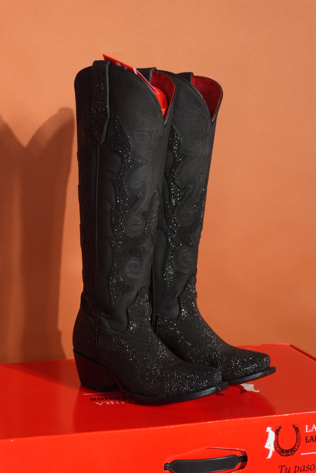 BOTA ALTA PARA MUJER LA HERRADURA SALOMÉ PUNTUAL NOBUCK NEGRO PUNTA CUADRADA