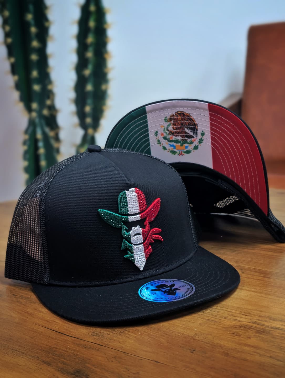 Compra gorras De RANCHO SNAPBACK CRISTAL CARBÓN y NEGRO. Sombrerería vaquera para rodeos, días de rancho, conciertos y el estilo vaquero diario de La Herradura.