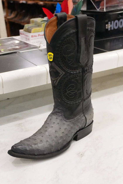 CUADRA BOTA DE AVESTRUZ GRIS CON PUNTA PICO DE CIGÜEÑA Y GRABADO LÁSER