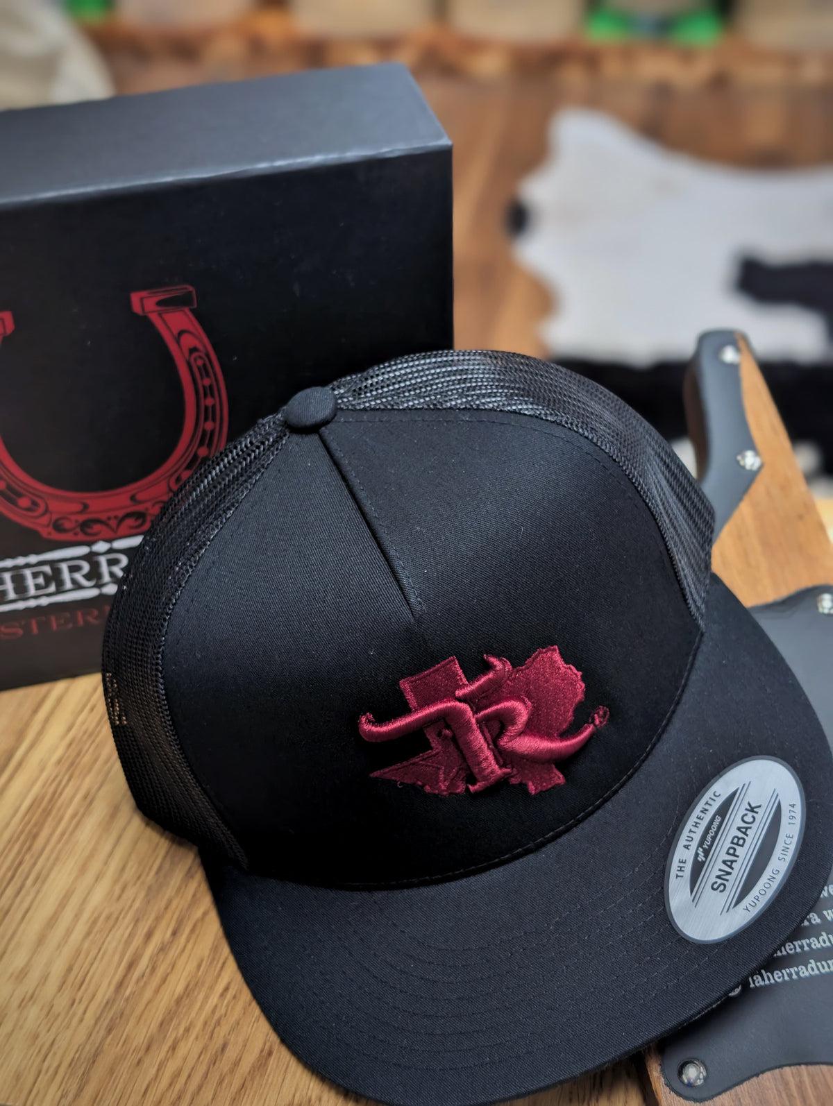 TEXAS RANCH CAP BLACK BURGUNDY LOGO ‘
