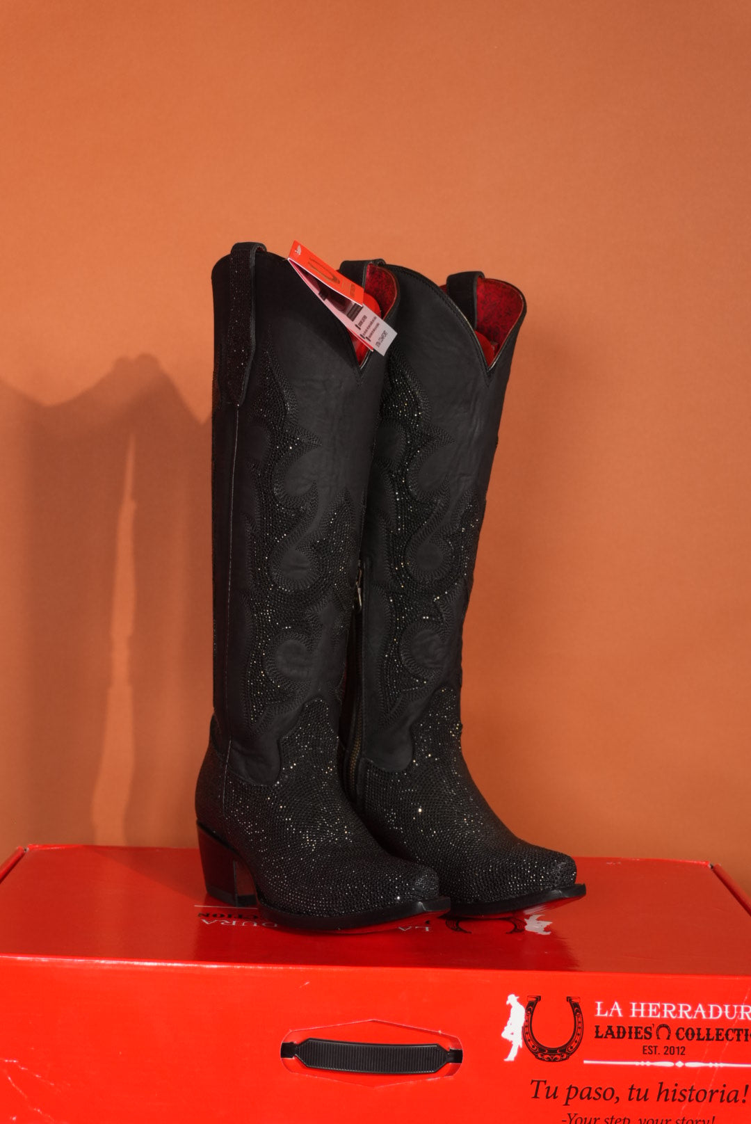 BOTA ALTA PARA MUJER LA HERRADURA SALOMÉ PUNTUAL NOBUCK NEGRO PUNTA CUADRADA