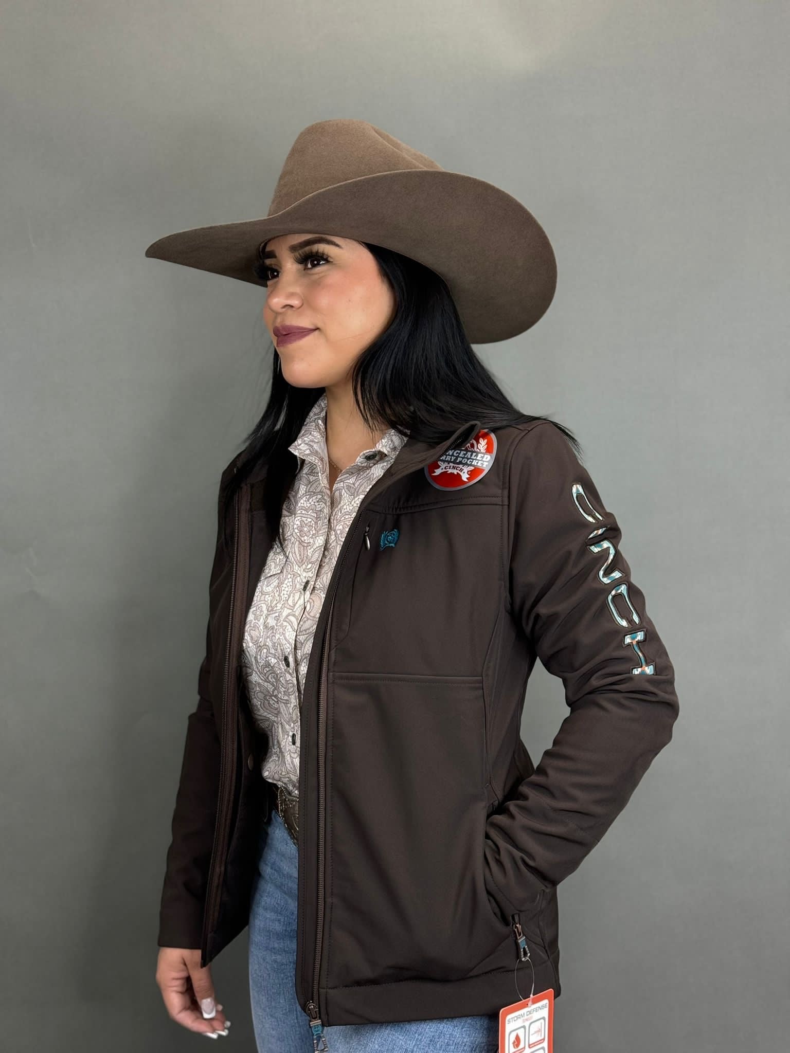 Chaqueta Softshell Cinch negra con logotipo del equipo en oro rosa para mujer