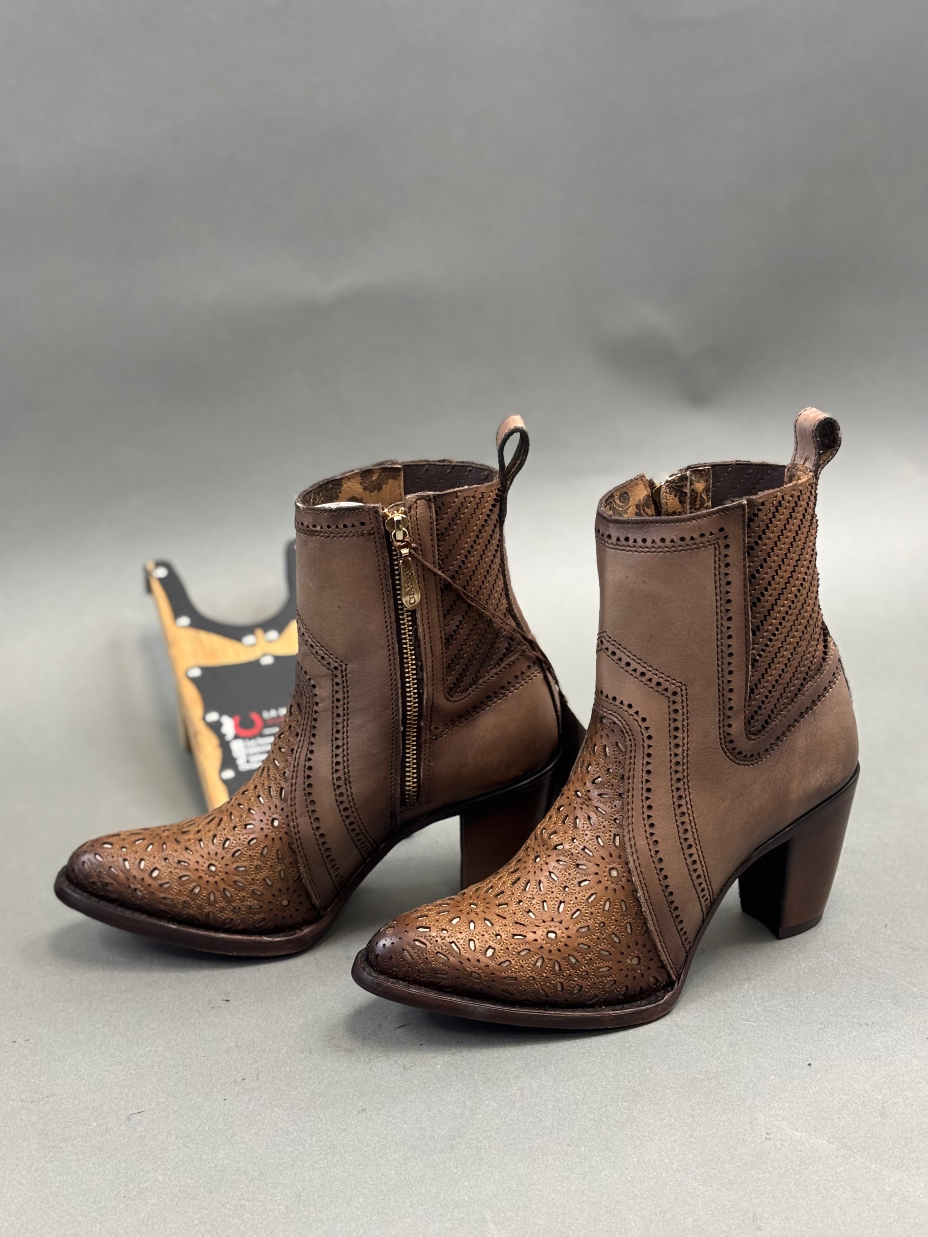 Cuadra Brown Western Crust Maple Leather Ankle Boots For Ladies CU640