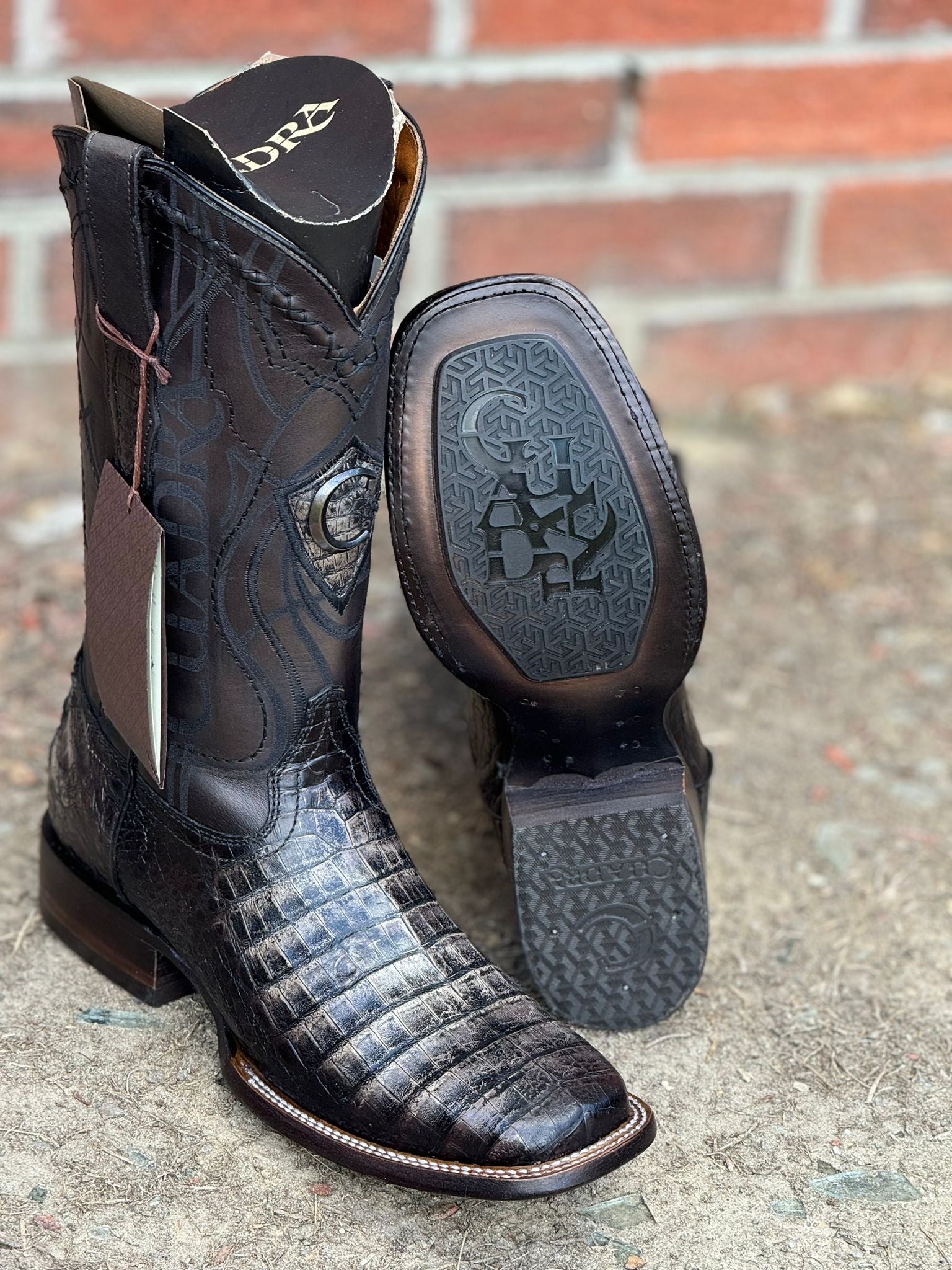 CUADRA BOOT CAIMAN FUSCUS LOMO BELLY ATLANTIS BLACK SAND EMBROIDERY & LASER SQUARE TOE