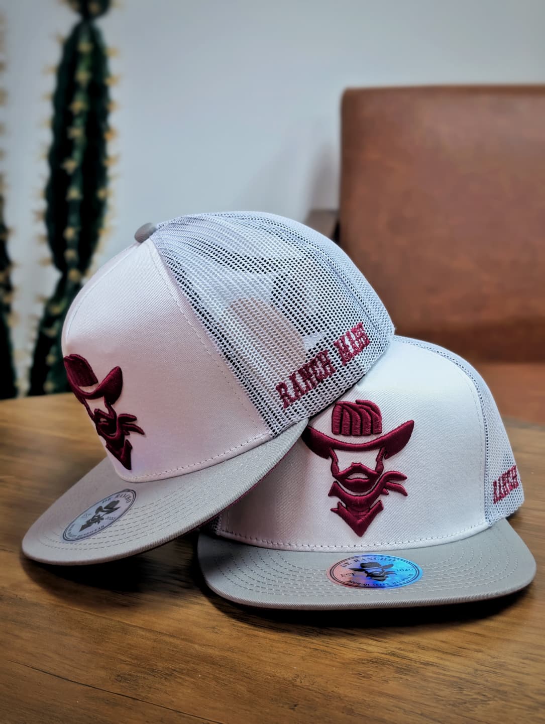 GORRAS SNAPBACK DE RANCHO BLANCAS Y BURDEOS