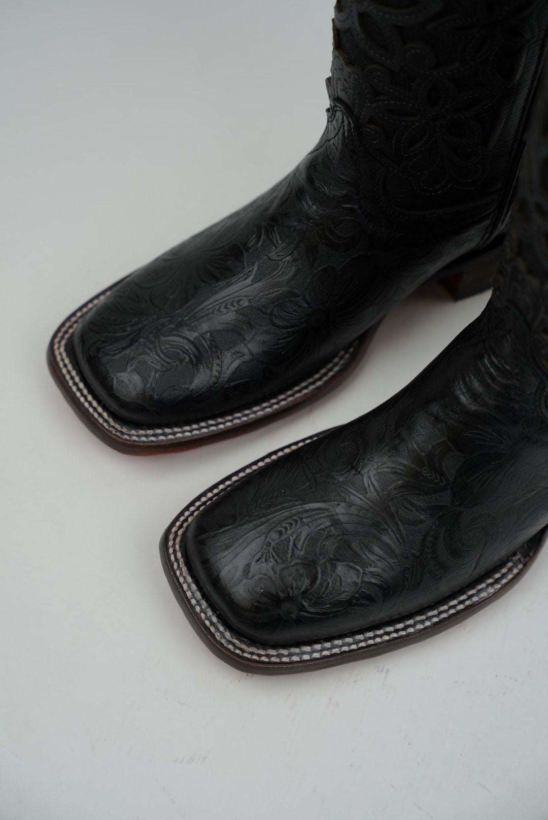 LA HERRADURA WOMEN ALMA CINCELADO NEGRO RED BOTTOM SQUARE TOE Laherradurawwnc.com